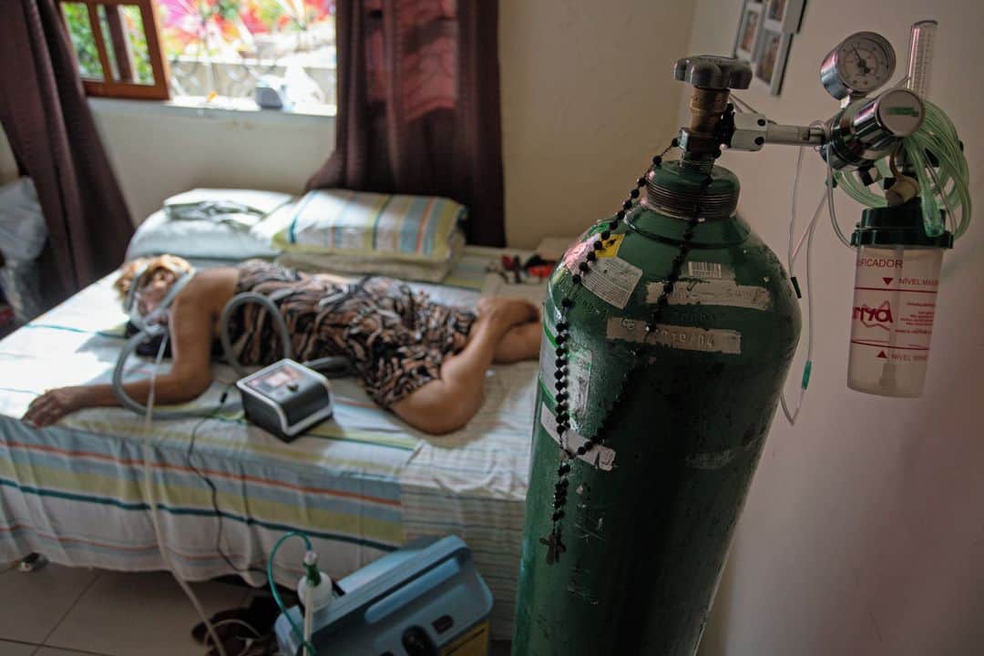 AFP通信さんのインスタグラム写真 - (AFP通信Instagram)「AFP Photo - The struggle for oxygen for Covid-19 patients in Latin America -⁣ In Peru (1, 2, 5, 6) 📷 @ernestobenavidesde⁣ In Brazil (3, 4) 📷 @fotomichaeldantas  .⁣ In Latin America, the region with the second highest number of coronavirus deaths in the world, the same scene of desperation repeats itself: people queuing in long lines or paying high prices for an oxygen tank, while patients suffer as hospitals face shortages.  . .」2月5日 20時43分 - afpphoto