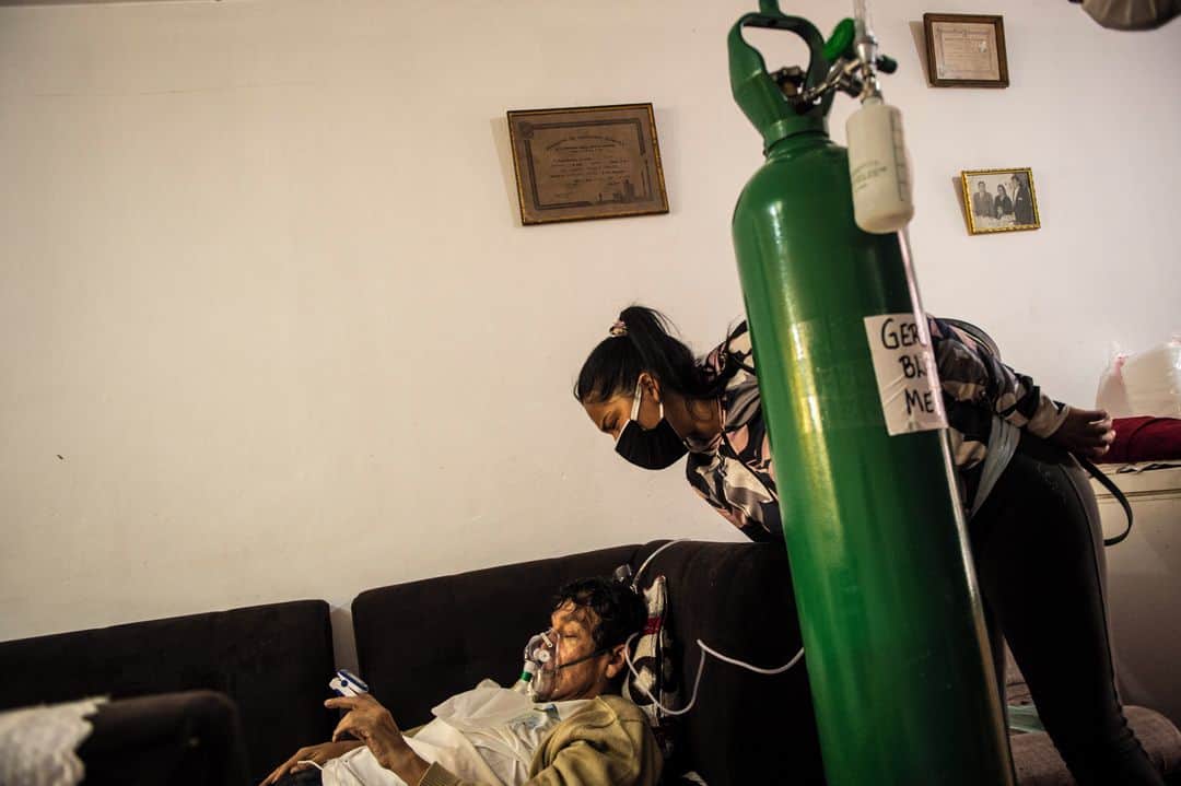 AFP通信さんのインスタグラム写真 - (AFP通信Instagram)「AFP Photo - The struggle for oxygen for Covid-19 patients in Latin America -⁣ In Peru (1, 2, 5, 6) 📷 @ernestobenavidesde⁣ In Brazil (3, 4) 📷 @fotomichaeldantas  .⁣ In Latin America, the region with the second highest number of coronavirus deaths in the world, the same scene of desperation repeats itself: people queuing in long lines or paying high prices for an oxygen tank, while patients suffer as hospitals face shortages.  . .」2月5日 20時43分 - afpphoto