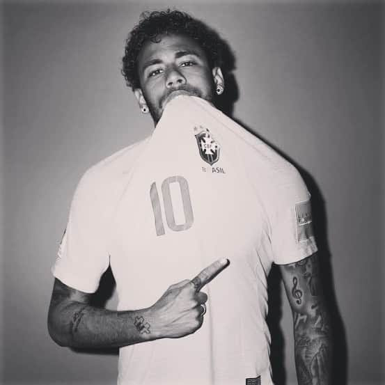 東晟良のインスタグラム：「🎉2️⃣9️⃣🎉@neymarjr🎂🤎🤍」