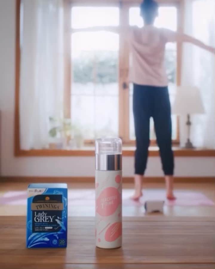 のインスタグラム：「. TWININGS WebCM その4 今は公式ホームページでこのバージョンが流れてます☺️ 普段しないヨガのポーズで 撮影の次の日しっかり筋肉痛になりました😂😂 . . #twinings #トワイニング #webcm」