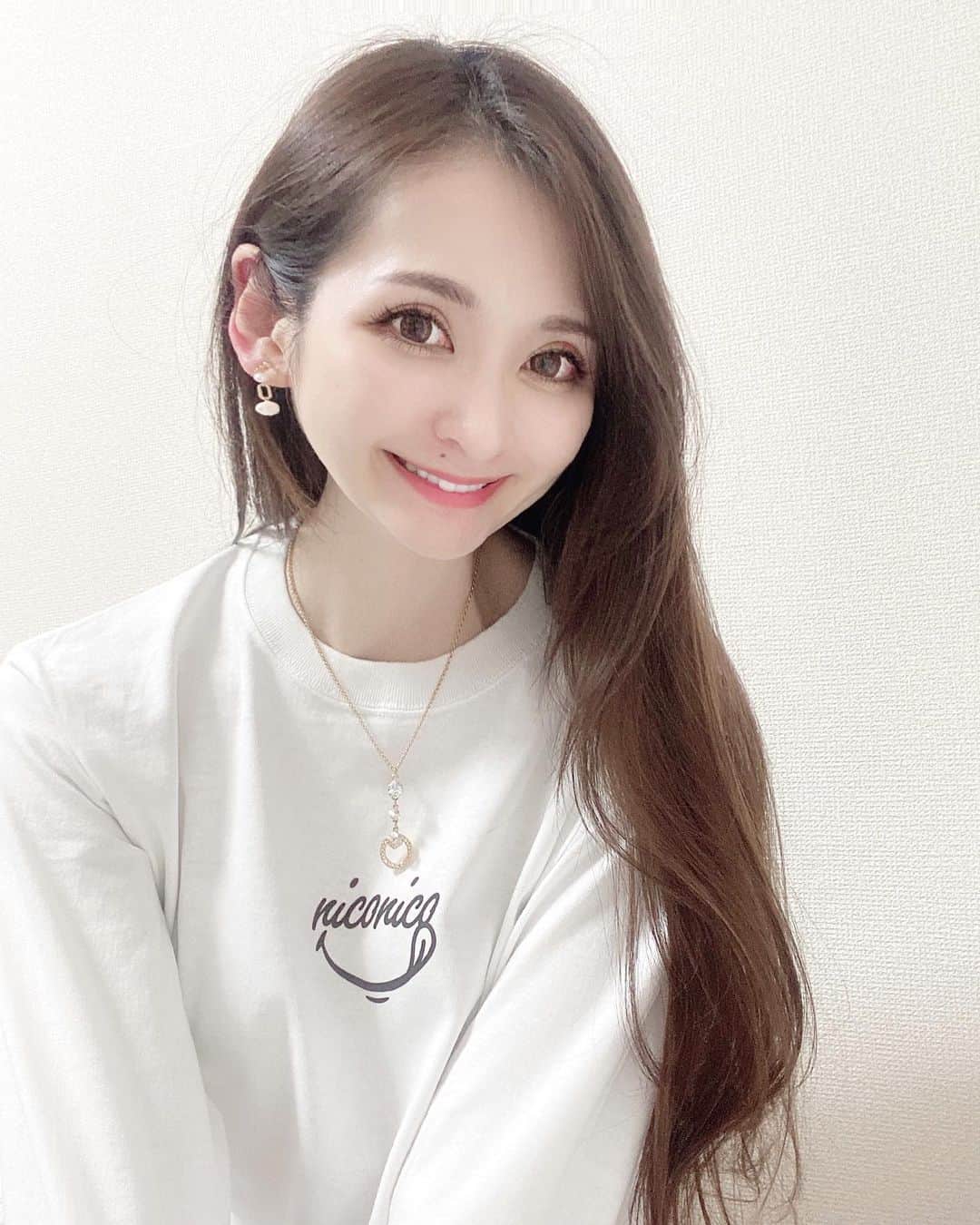 藤後 沙織 とうごさおりのインスタグラム：「おうち時間増えたから、おうちでも着れて、お外にも出れそうなロンTデザインしてみたよ♥︎  イッチャク @itchaku っていうオリジナルデザインをウェアに印刷してくれるサービスを利用しました👕 仲良しメンバーでおそろいのデザインで作ったり、 会社のイベントで使ったり、カップルはペアで作ったりしても楽しそう♬  『niconico』の『i』の点々が目みたいに見えて、 着るだけでハッピーな気持ちになる😊笑  #PR #イッチャク #オリジナルTシャツ #オリジナルプリント #オリジナルデザイン」
