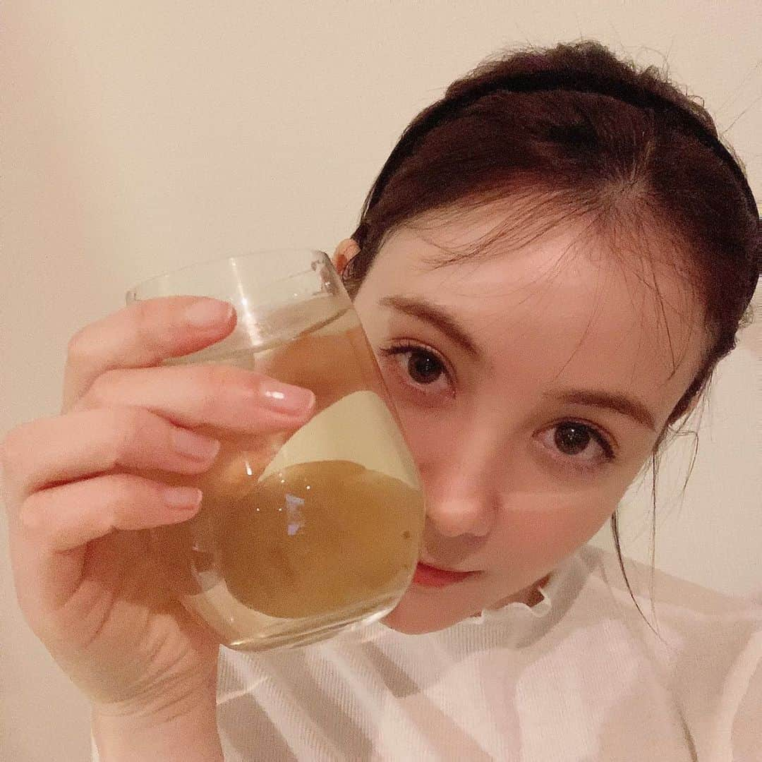 トリンドル玲奈さんのインスタグラム写真 - (トリンドル玲奈Instagram)「職業柄、体調ケアには気を付けているつもりですが、 まだまだ知らない事が沢山あるなぁと 「TOKYO女子けんこう部」のマンガを読んで思いました。  まずは栄養バランスのいい食事🍚！ 大切ですよね☺️  お酒を飲むときもほどほどに✨ 自家製梅酒を薄めに割って、 おうちでリラックスしながら一杯だけゆっくり楽しんでいます♡   そして、自分の周りでも耳にすることが増えた、子宮頸がんと乳がん。  他人事かと思っていたけど、意外と身近な話。  まずは、婦人科に行ってみよう！って私は思いました。  よかったら、みなさんも自分の身体と向き合ってみてくださいね☺️   #TOKYO女子けんこう部 #東京都福祉保健局 #promotion」2月5日 20時54分 - toritori0123