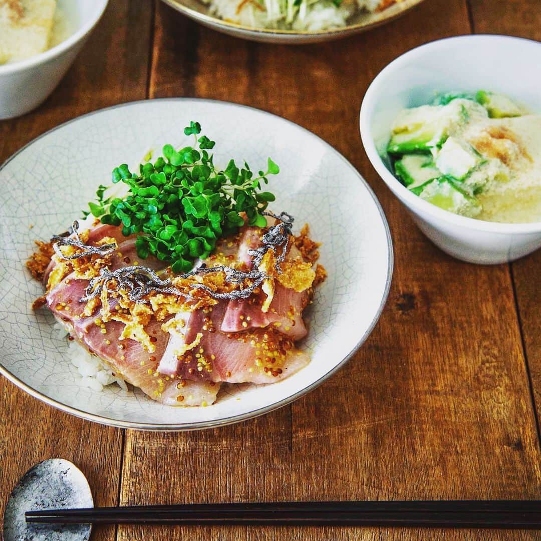 のインスタグラム：「#2品献立 【お刺身のハニーマスタードのっけ丼】  VERY3月号発売しました！  今月のお料理はサルボ恭子さんの @kyokosalbot 20分で作る2品献立です😊  お刺身丼はハニーマスタードで洋風アレンジ。 刺身が甘じょっぱい味付けなので ご飯は酢飯にする必要はなく、 お刺身は赤身やホタテなどもOK。 塩昆布やフライドオニオンの トッピングでコクも旨みも たっぷりで満足感があります。  家ごはんはマンネリも 悩みどころですが、変化球が ききすぎては逆効果。 バランスが絶妙でした！  日本人は忙しくても 〝ちゃんとご飯を作らなきゃ〟 という意識がかなり高いのだそうです。  フランスで料理を学び、旦那さま がフランス人のサルボさんの、 作る時間より、楽しく食べる時間を大切にしよう というフランスの家庭のお話し にも、とても共感しました。  ぜひインタビューも合わせご覧ください😊  #cookingvery #very #雑誌very #サルボ恭子 #料理 #時短料理 #時短レシピ #和食 #おうちごはん #鰤 #豆腐 #湯豆腐 #明太子 #アボカド #ハニーマスタード  撮影／ 竹内章雄　スタイリング／西﨑弥沙」