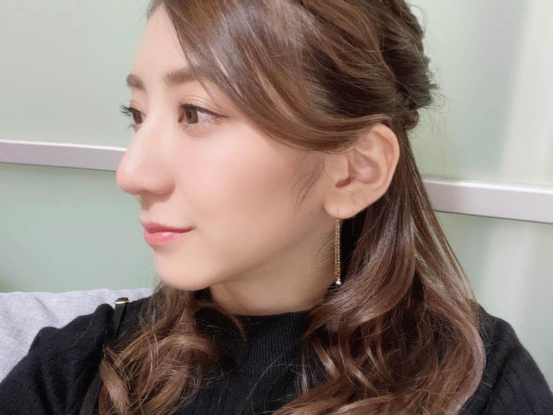 のインスタグラム：「. 華奢なラインに 小さなパールがついてる このピアスがお気に入り❤️ @bloom_official_jp  ゆるゆる〜なかんじ . 歳と共に母に似てきてる、、🤭😨🥶 #ピアス#ジュエリー#ゴールド #アクセ#アクセサリー」