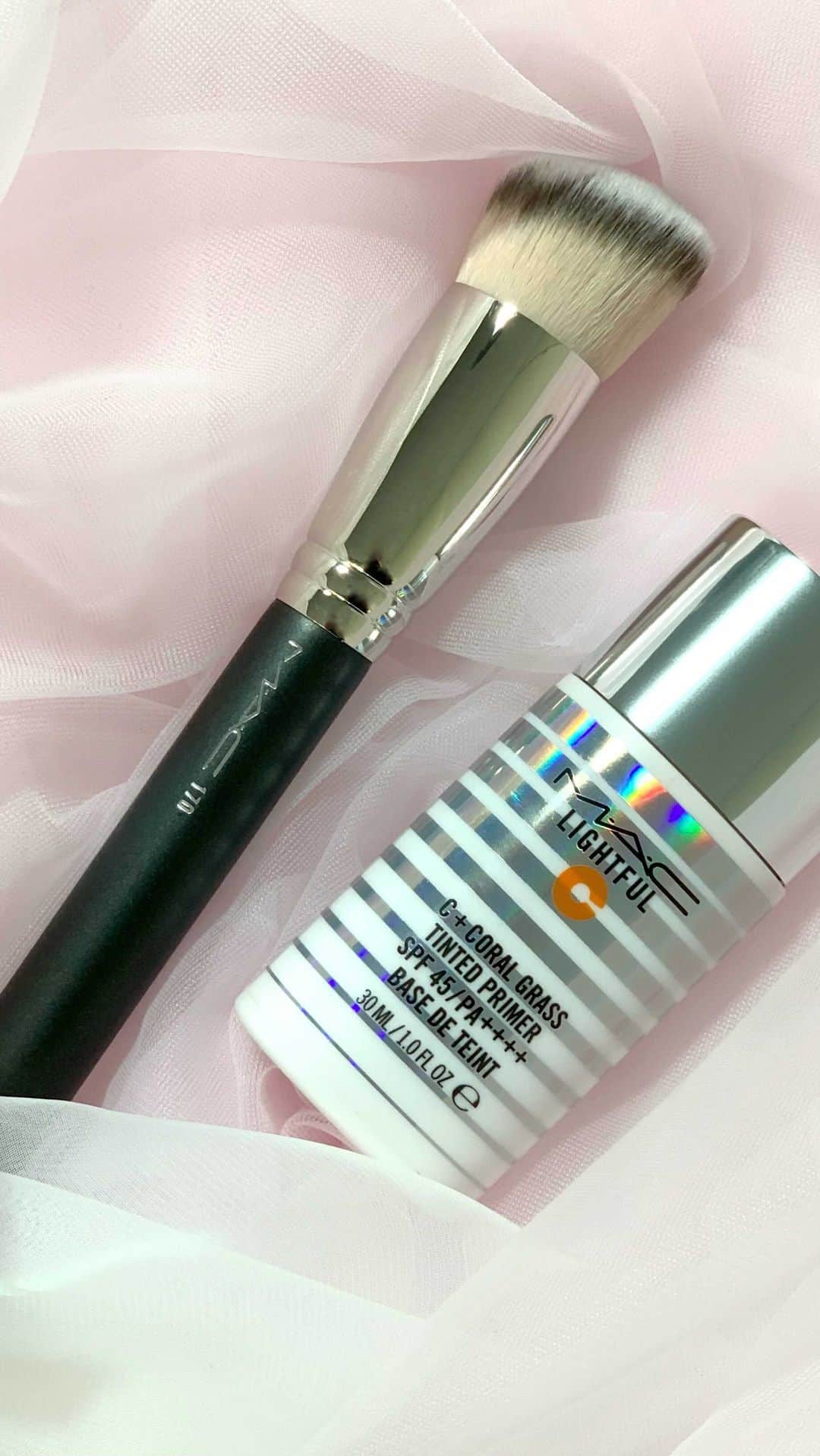 M∙A∙C Cosmetics Japanのインスタグラム：「ライトフル C+ ティンティッド プライマー SPF 45で作るローズグロースキン✨ 使い方をマスターして、内側から輝くツヤ肌を手に入れて。」