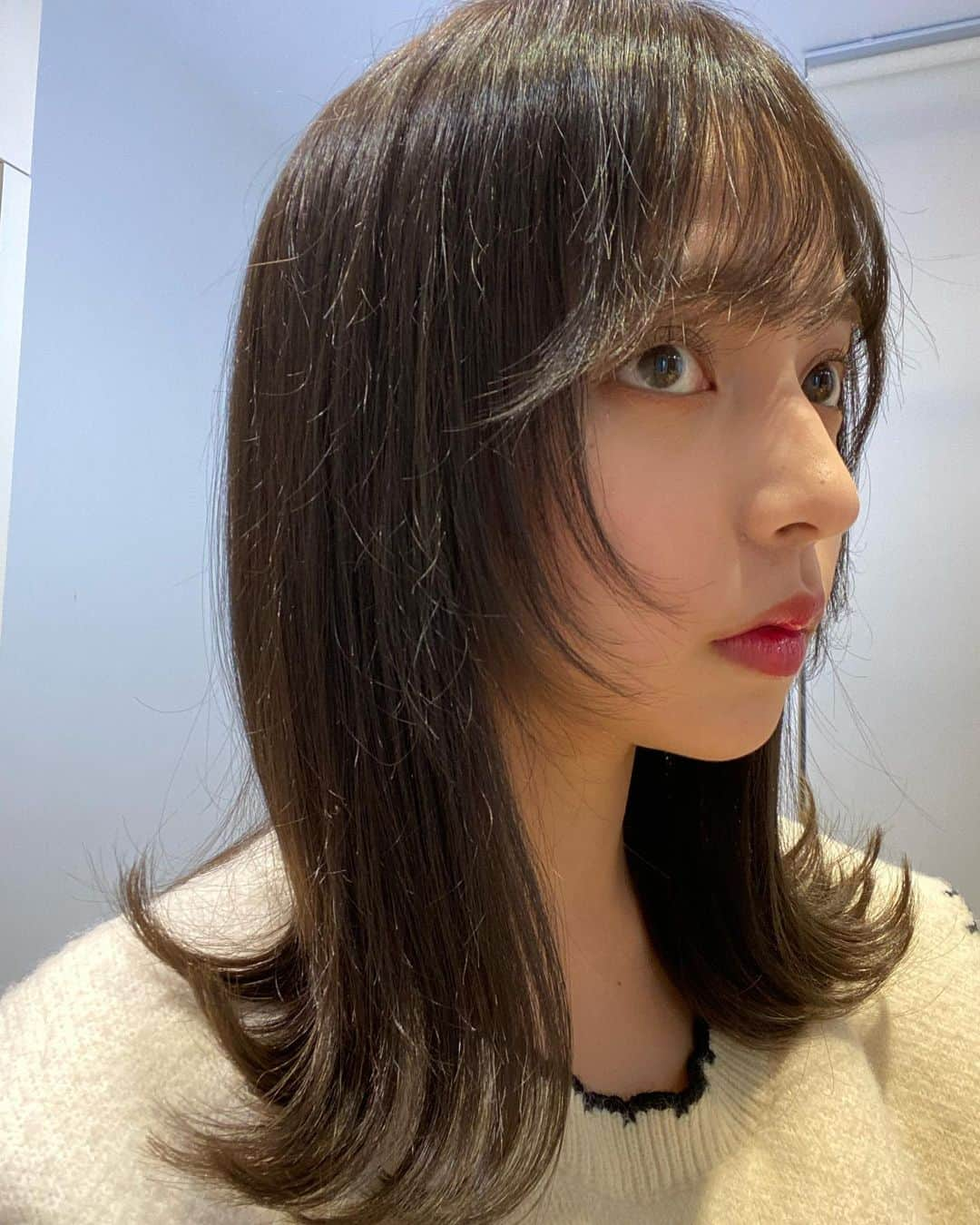 平尾優美花（ゆみちぃ）さんのインスタグラム写真 - (平尾優美花（ゆみちぃ）Instagram)「new hair 💜💙 とっても絶妙なかわいいカラー。 毎度毎度ほんとにしっくりくるの🥺 顔まわりのレイヤーも扱いやすくておきにいり！ ２枚目は無加工ノーフィルターの写真です📷 (@ryohei_katayama) いつもありがとうございます💐」2月5日 20時55分 - hirao_yumika