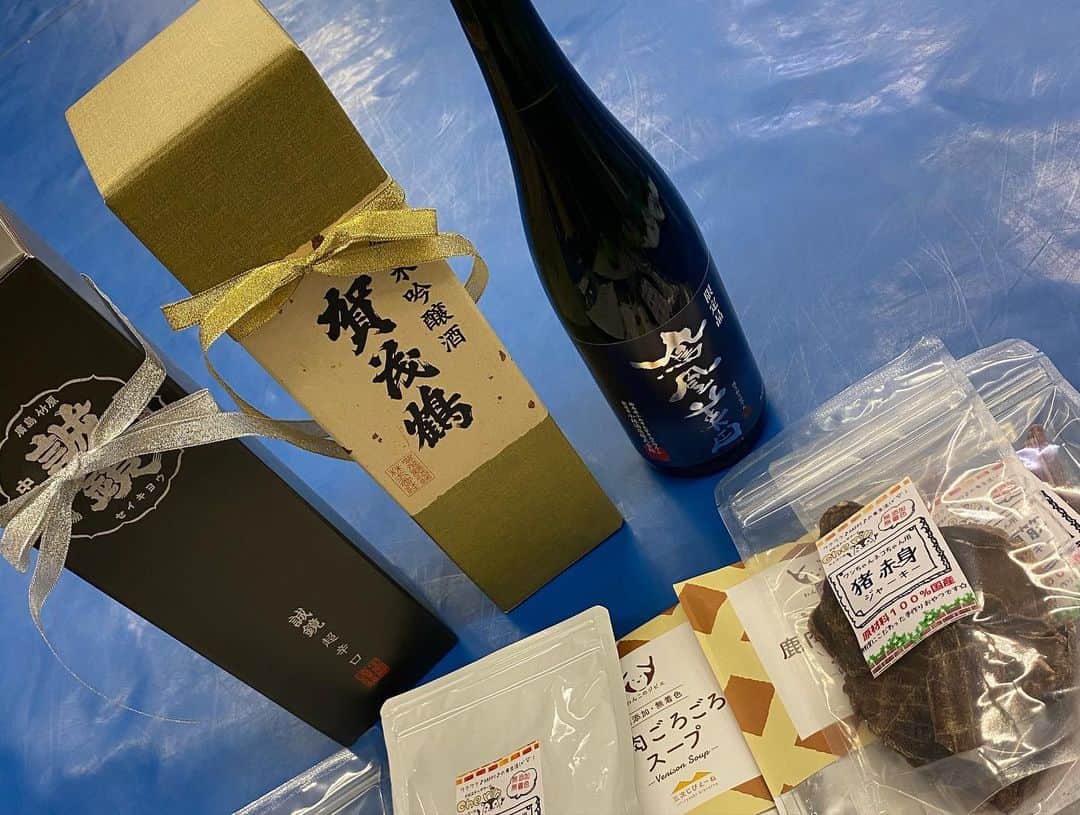 五味隆典さんのインスタグラム写真 - (五味隆典Instagram)「みんな頑張れよー🔥 広島からステキなお酒とららごんたのおやついただきました🍭ありがとうございます！」2月5日 20時57分 - takanorigomi