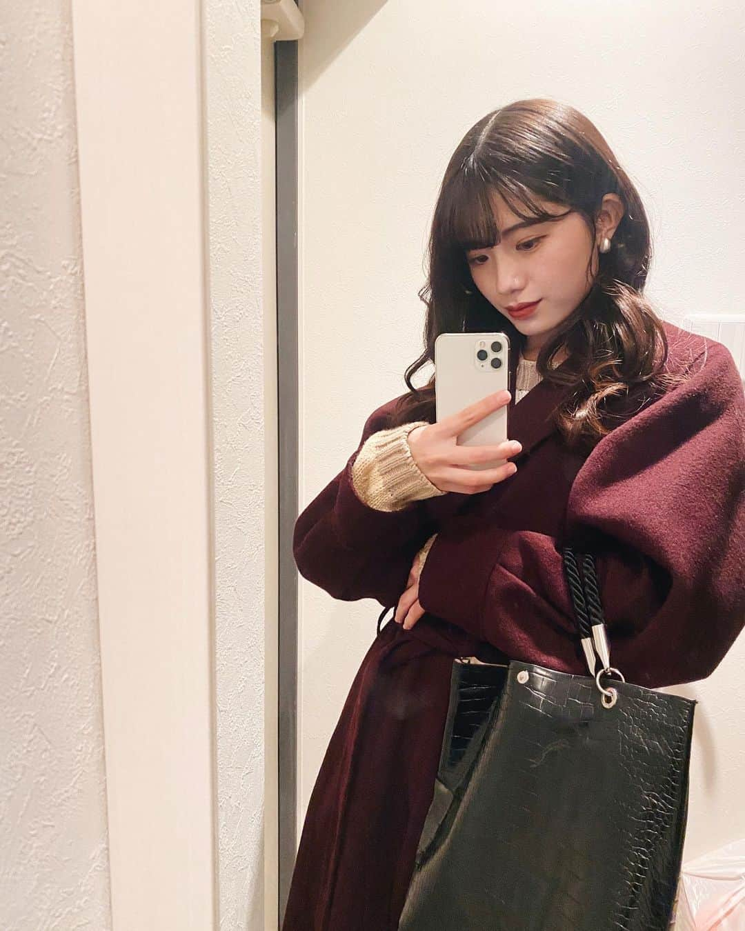 半澤楓のインスタグラム：「📸🧥 ヘビロテしすぎてるコートとバッグ ・ #もちろん #zara #ミラブルのおかげで髪の毛ツヤツヤ #ぺちゃ鼻が珍しく盛れたので見ていただきたい」