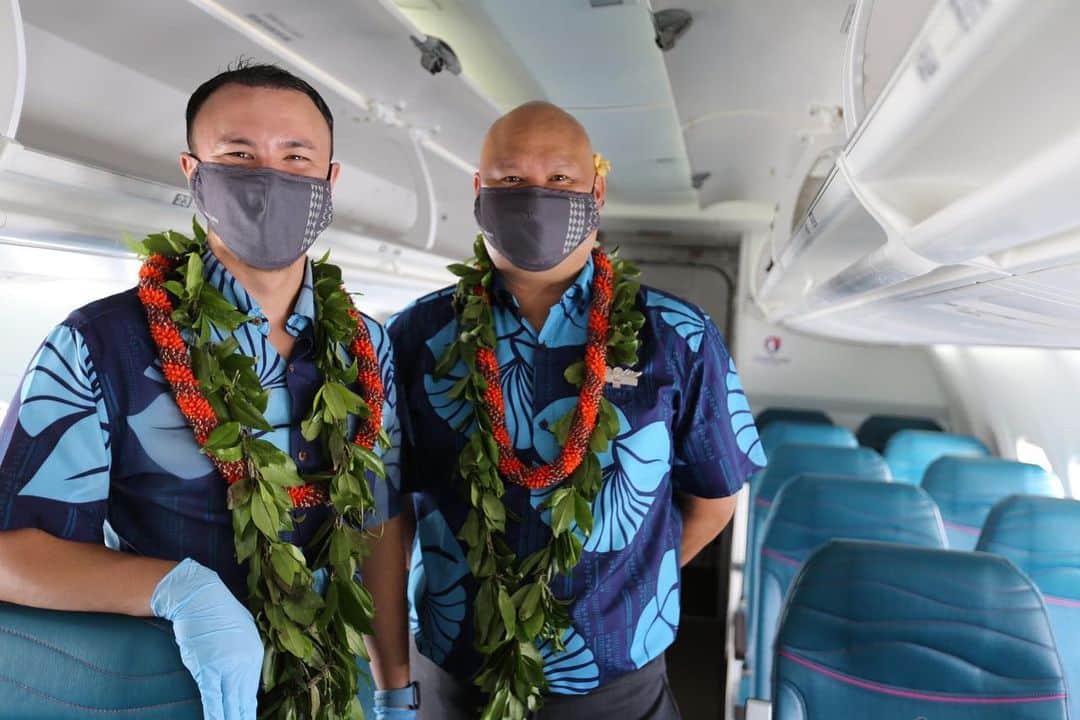 ハワイアン航空さんのインスタグラム写真 - (ハワイアン航空Instagram)「Aloha Mahina ʻŌlelo Hawaiʻi! 🌺   今月は"mahina ʻōlelo Hawai‘i ―ハワイ語月間"として、皆様に少しでもハワイ語を身近に感じていただけるよう、#ハワイアン航空 の活動を紹介していきます。 まずは2月1日に#ホノルル で実施したʻōlelo Hawai‘iフライトです！社内ハワイ語検定の資格を持つ従業員が、搭乗から降機まですべてのご案内を英語とハワイ語で行いました✈  #PualaniProud #ハワイ語月間 #ハワイ語 #おうちハワイ #飛行機好きな人と繋がりたい #ハワイ好きな人と繋がりたい」2月5日 21時00分 - hawaiianairlinesjp