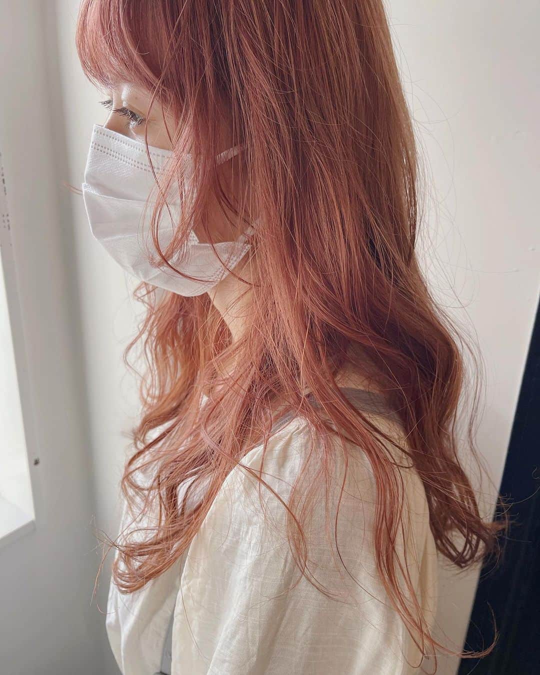 sakincho1028のインスタグラム：「ダブルカラーでオレンジ🍊 ぱきっとしすぎず柔らかいオレンジもかわいいです🌼 #sakinchohair #hairarrange#hair#arrange#hairset#ヘアアレンジ#アレンジ#ヘアセット#豊橋#美容室#ヘアメイク#出張ヘアメイク#ヘアカラー#ハイトーン#オレンジヘア」
