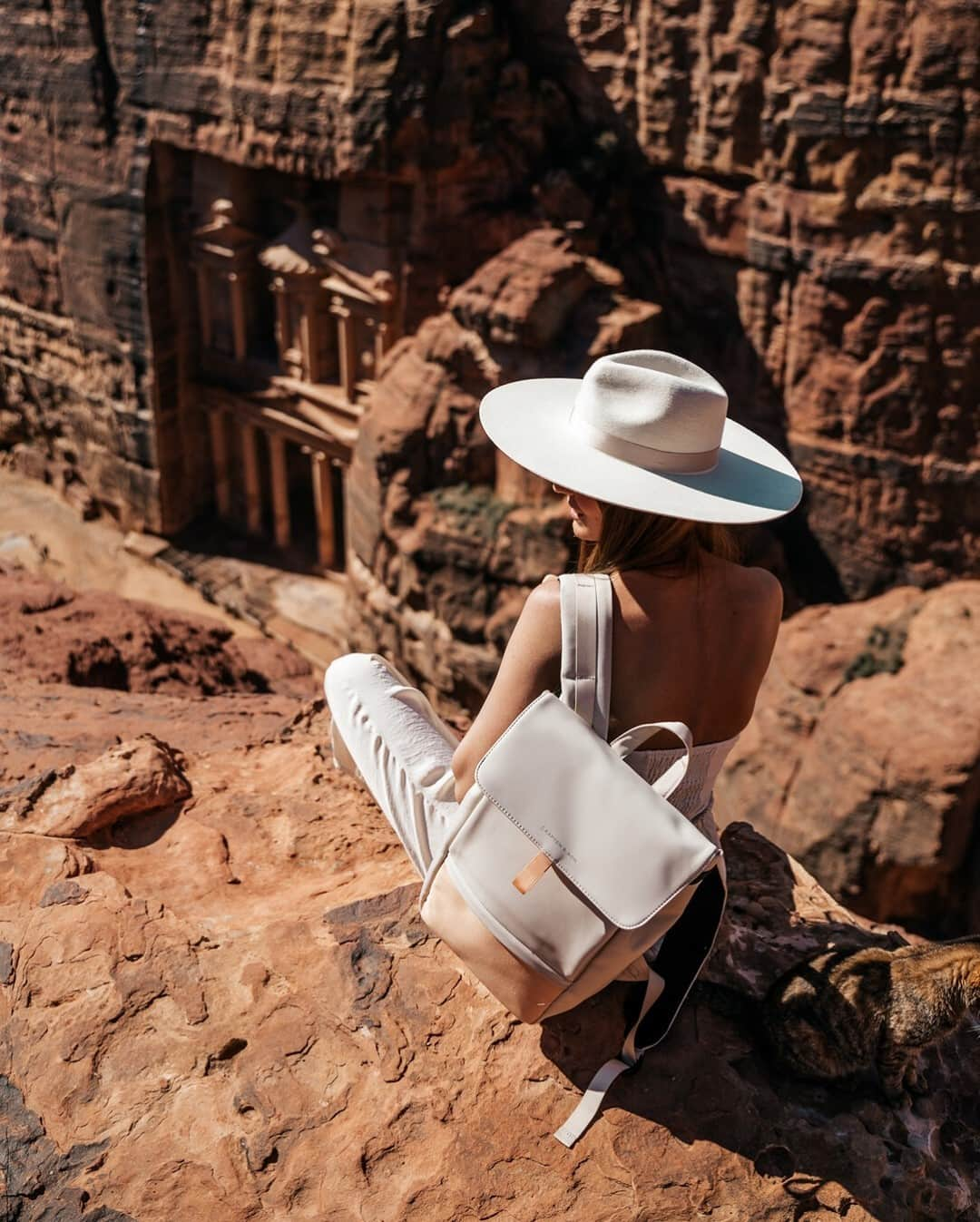 Kapten & Sonさんのインスタグラム写真 - (Kapten & SonInstagram)「'Explore with your heart and eyes wide open.' 🧡 @nat_al_ie taking our backpack Fyn "Sand Coral" to this special place. ✨ Shop our Fyn now in SALE! #bekapten #kaptenandson⁠ .⁠ .⁠ .⁠ #backpack #exploring #travelling #travellers #adventure #inspiration #onthego #petra」2月5日 21時01分 - kaptenandson