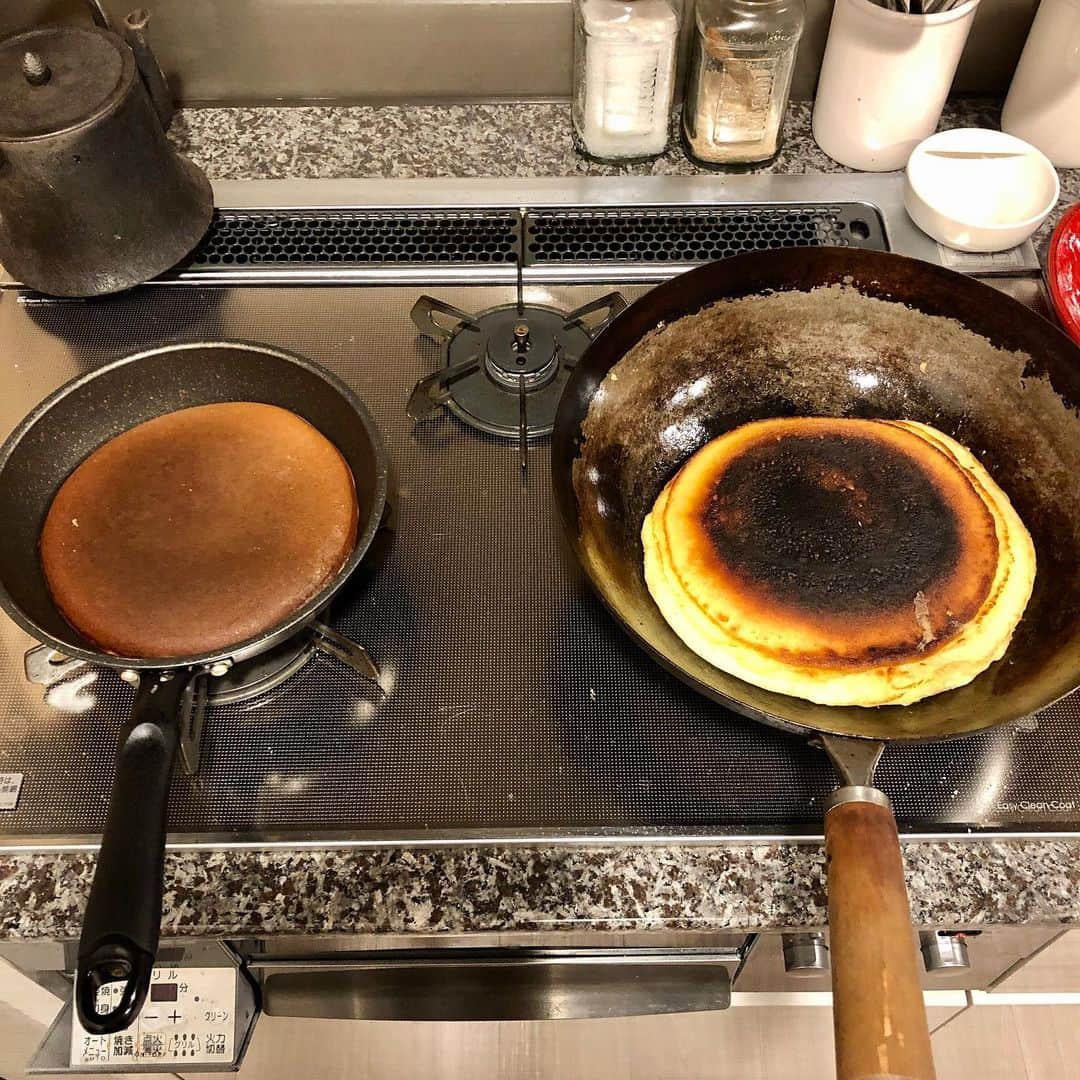 池田有希子のインスタグラム：「だはー！電鍋で蒸し料理ばっかり作ってっから焼き料理が下手になったどー🤣夜ご飯はグランドスラムホットケーキ。朝ご飯みたいなお夕飯大好き！ホットケーキ焦げたし目玉焼きは潰れたけど味は最高でした！明日の朝はテフロンで焼いた綺麗な方のホットケーキを食べよう🥞  #ホットケーキスト　#ホットケーキ #grandslampancakes #dinnerthatlookslikebreakfast」