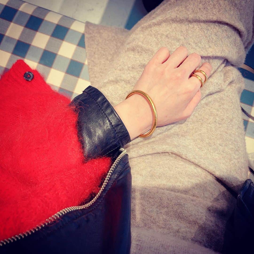 SHOCOさんのインスタグラム写真 - (SHOCOInstagram)「最近気に入っているブレスとリング。シリコンなので24時間つけていられてお風呂も洗い物も子供がかじっても寝てるときも安心！お値段もかわいい💕その名もBUDDARING🙏#accessory #ring」2月5日 21時01分 - kozasho