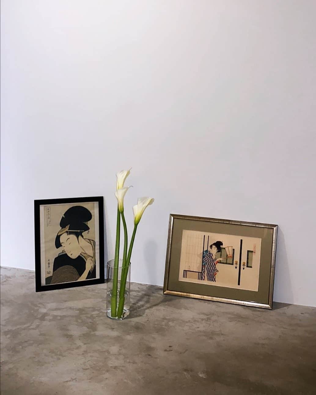 浅野琳のインスタグラム：「... お部屋に好きなお花と、浮世絵を。 #お部屋に花を浮世絵を  #阿蘭陀海芋 #myroom  #浅野琳 #着物 #きもの #和装 #侘び寂び #わびさび #浮世絵 #和彫 #古き良き #三島由紀夫 #文学作品 #きものコーディネート #和菓子 #鈴懸 #茶道 #表千家 #和文化 #御作法 #茶室 #昭和レトロ #大正ロマン #福祉 #介護 #kimono #ukiyoe  #japan #japanculture」