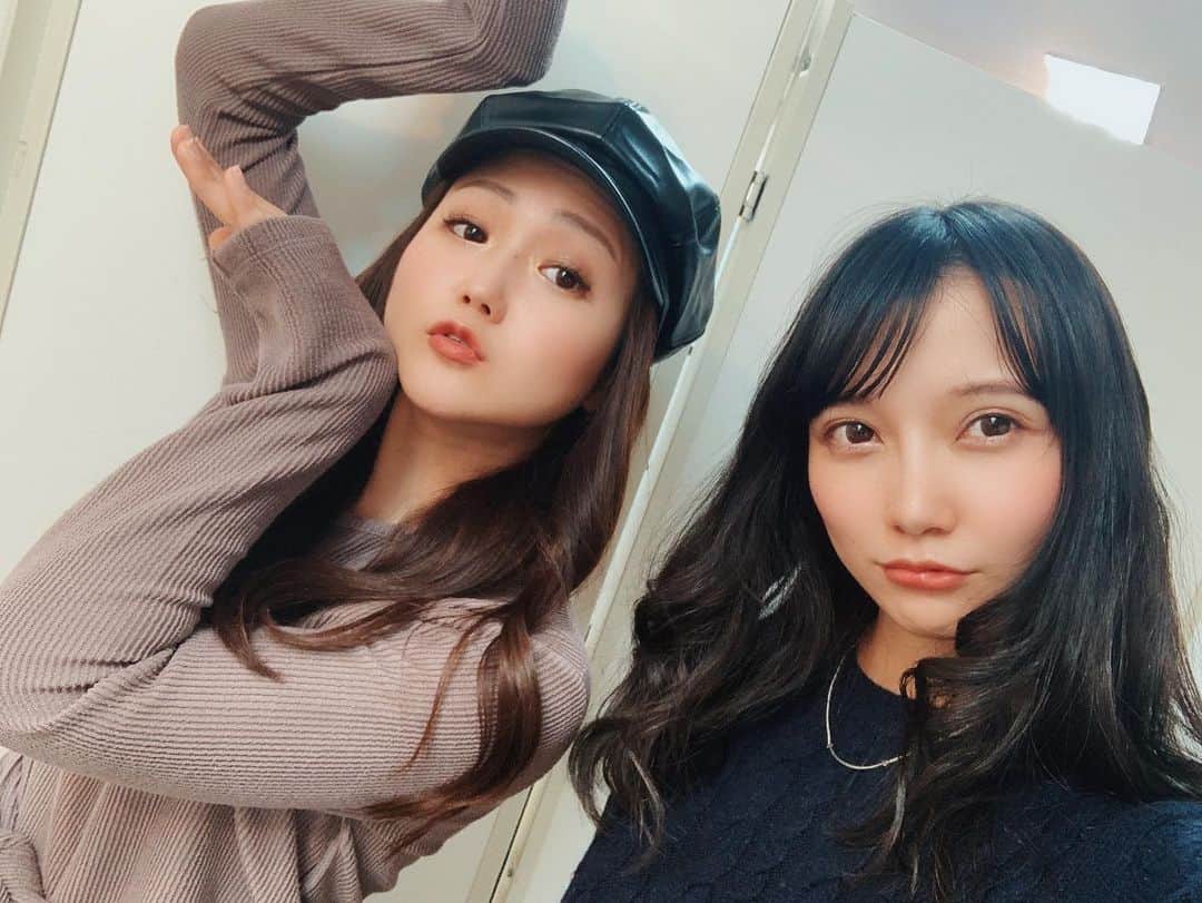 藤田早希のインスタグラム：「なんかこのポーズハマってる。 また告知は改めてします🙌 かんちゃんとまともな写真がほぼ ありません。. . ☆☆☆☆☆☆☆☆☆☆☆☆☆☆☆. .  I'm addicted to this pose.  I will announce it again 🙌  Almost all decent photos with Kan-chan  There is none. .  어쩐지이 뽀즈하마 비친다.  또한 고지는 다시합니다 🙌  캔 제대로 괜찮은 사진이 거의  없습니다. . ☆☆☆☆☆☆☆☆☆☆☆☆☆☆☆. . . .  #ムーラジ #百山月花のムーンジックラジオ #百山月花 #篠原栞那 #最高のメンバー #ありがとう . . . .」