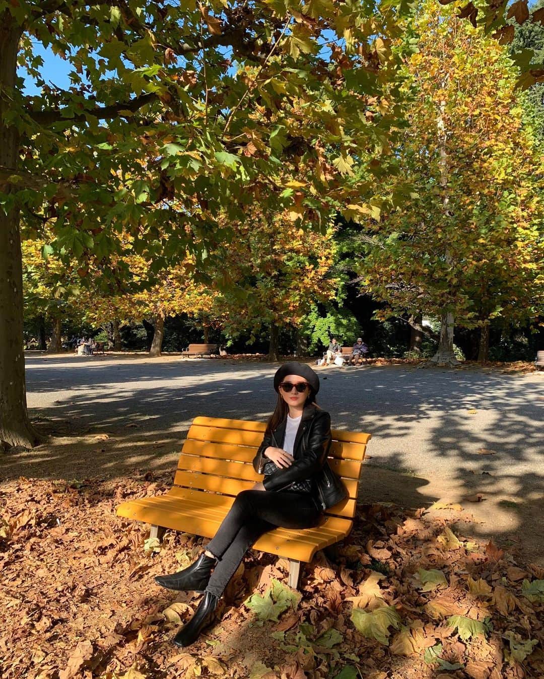 のインスタグラム：「花粉が気になりはじめたけど 良いお天気が続いていて公園へ 行きたくなるこの頃です🥝🥝🥝 いつかお庭やバルコニーに こんなベンチ欲しいなぁ☁️☁️」