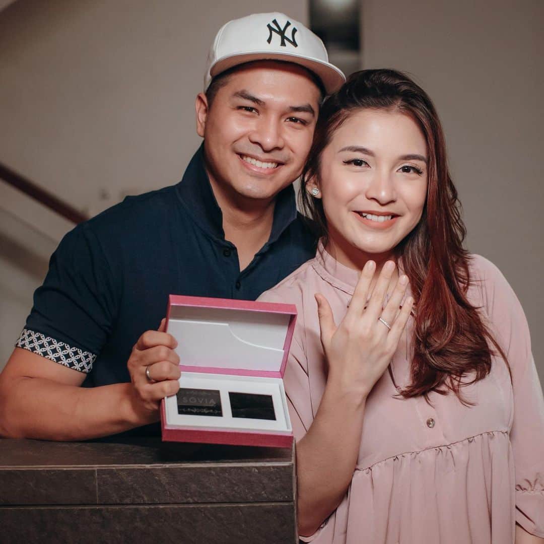 チェルシー・オリビアのインスタグラム：「Everyday my life is perfect because it starts and ends with loving you.. Walaupun udah jadi mami 2 kids gini, daddy selalu aja punya cara buat bikin mami terharuu. Happy banget tiba-tiba dikasih surprise cincin handmade @soviajewelry ❤️❤️ . Thank youu yaa sayang so happy @glennalinskie . . . Handled by @iconic_sister」