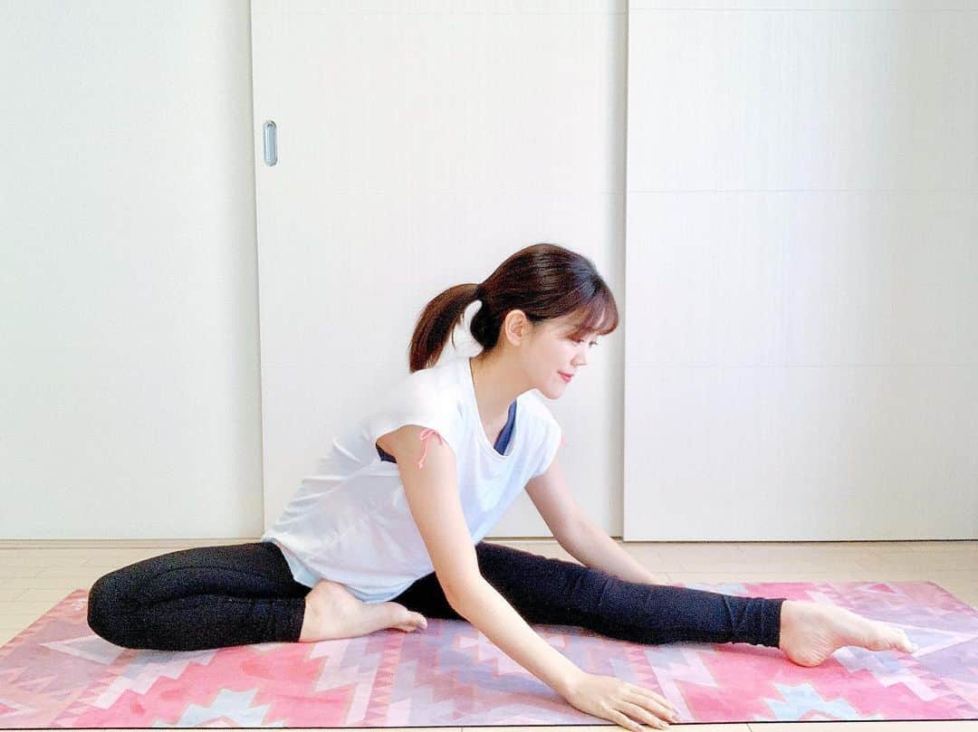 上坂由莉のインスタグラム：「﻿ 【 毎晩の習慣🌙 】 ﻿ 寝る前は必ずヨガや筋膜リリースで﻿ 心身をリセットしてます🧘‍♀️﻿ 初めはやらなきゃ❗️て思ってやってたけど﻿ 今はもうやらないと気持ちが悪いくらいの習慣になってます🙆‍♀️﻿ ほぐしてあげると巡りも良くなるし﻿ 睡眠の質も上がったし朝早くてもスッキリ起きれる🥰﻿ ﻿ ﻿ そしてお肌のナイトケア👑﻿ これ、、、すっごいよかった❗️﻿ 洗顔後に塗って寝るだけのスリーピングパックです🌙﻿ 私は乾燥肌なので洗顔後に化粧水を塗ってから﻿ このスリーピングパックをしてます👆﻿ 翌朝洗顔で洗い流すだけですが﻿ 保湿もされてるしお肌もちゅるんとなってたーーー😍﻿ ﻿ ﻿ 香りもラベンダーで癒されます🌙﻿ ちなみにラベンダーはレッスンでもよく使いますが﻿ リラックス、そして安眠効果があるよ🛌﻿ 27種類以上の栄養成分が寝ている間のお肌の修復時間に﻿ ギュッと入り込んでお肌のバリア機能もあげてくれます😘﻿ キレイを夜に育てる習慣を身につけていきたいな🥰﻿ ﻿ ﻿ #sufree #スフリー #ナイトルーティン #ピーリング #スリーピングパック #ナイトピールパック #PR @sufree_official﻿」