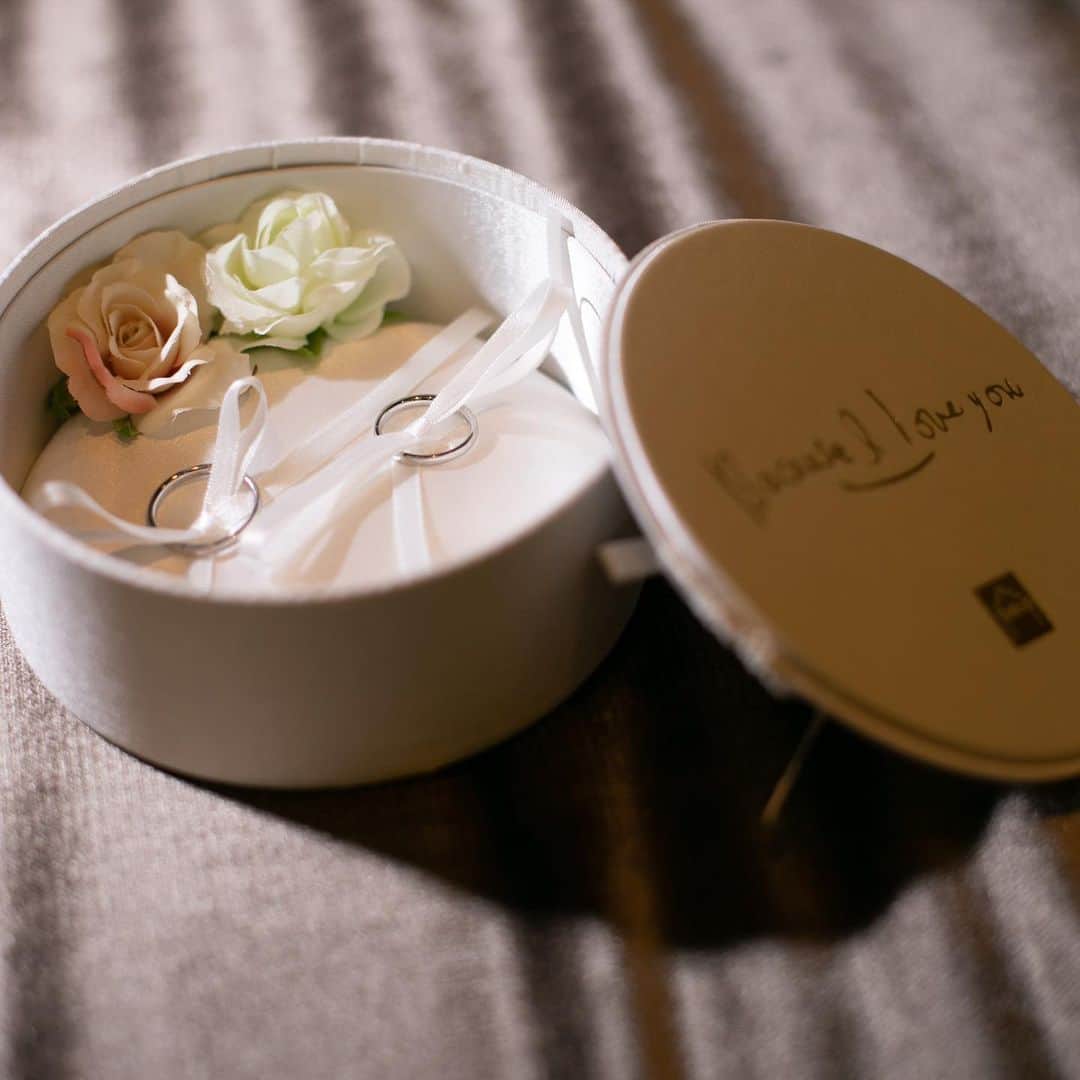 楽婚【公式】Instagramさんのインスタグラム写真 - (楽婚【公式】InstagramInstagram)「. ♡オリジナリティ際立つ　リングピロー  当日の衣装やおふたりの思い出のモチーフをテーマに＊。+ 結婚式後はお家に飾って、いつでも特別なこの日のことを思い出して。  ♥先輩カップル：K & A 会場：#ホテル雅叙園東京  ♥先輩カップル：T & T 会場：#ストリングスホテル東京インターコンチネンタル  ♥先輩カップル：Fumiya & Asuka 会場：#浦安ブライトンホテル東京ベイ  ♥先輩カップル：Minoru ＆ Manami 会場：#神戸のレストラン  @rakukon をフォローして 『#楽婚』をつけて、 お写真の投稿大歓迎♡ 公式IGでリグラムされるかも！？  Webでご予約はTOPのURLより♡ ⇒@rakukon . #楽婚 #rakukon #ベストアニバーサリー #ベストブライダル #wedding #ウェディング#結婚式#結婚 #フォトウェディング#ウェディングフォト #日本中のプレ花嫁さんと繋がりたい#2021年冬婚 #2021年春婚 #2021年夏婚#2021年秋婚 #式場探し#ナチュラルウェディング#オリジナルウェディング#ロケーションフォト #チャペル#チャペル式#チャペルセレモニーフォト #おもてなし#リングピロー#ウェディングアイテム」2月5日 21時14分 - rakukon