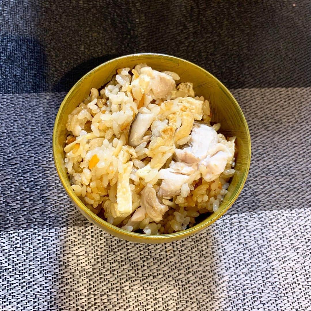 シュネルのインスタグラム：「『とりの炊き込みご飯』  ■材料 ご飯2合 とりもも150g 人参1/2 椎茸3 竹の子水煮100g 油揚げ１枚  ①味付け 醤油大さじ2 酒大さじ1 ほんだし小さじ2 白だし小さじ1  具材を細かく切ってご飯と①と一緒に炊くだけの簡単炊き込みご飯  #food #料理 #レシピ #おうちごはん #炊き込みご飯 #シュネルキッチン」