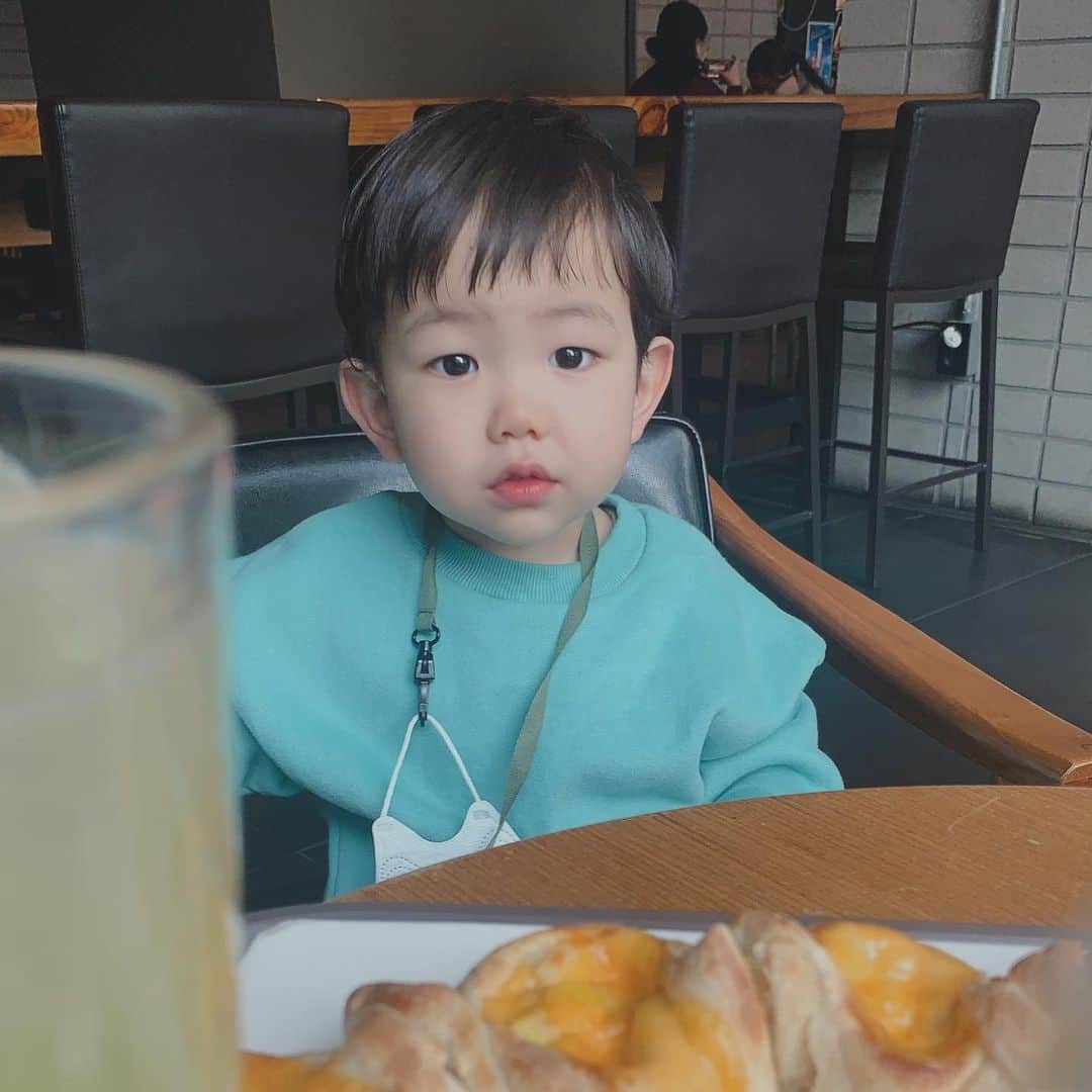 ソン・ウォンソクのインスタグラム：「요즘 매일 붙어있는 삼촌바라기 성윤이  이것도  너무 이뻐서ㅜㅜ🤍」