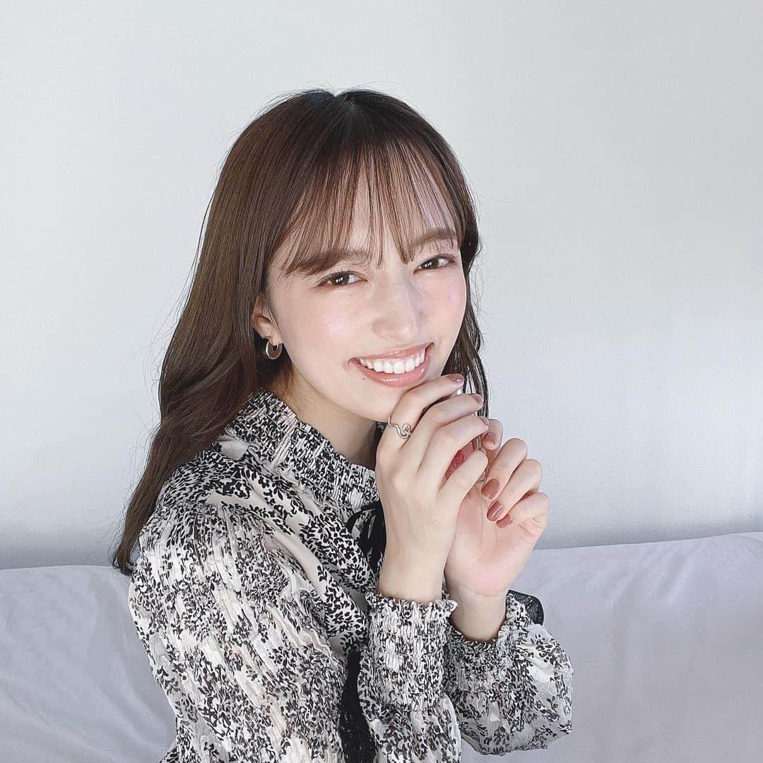 梛野里佳子のインスタグラム：「今日はトムフォードでメイク🤍 ボディヒート使いにくいかなと思ってたけど、優しい色使いでめちゃくちゃ上品…🥺  今日は質問コーナー後編動画upしたので明日メイクあげます🌿  #TOMFORD #tomfordbeauty #bodyheat #makeup #eyeshadow #youtube #herlipto #ootd #GRWM #デパコス #メイク動画 #トムフォード #ボディヒート #春コーデ #バレンタインネイル」
