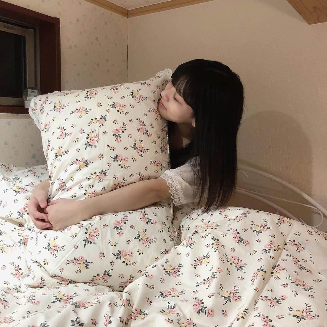 のインスタグラム：「新しいお布団カバー　@belle__lingerie  げっとした🤍 . 女子力爆上げわ〜い . ママが枕もお布団もマットまで新しくしてくれた ふかふかホテルのベットみたい❕ . 今日は1週間ぶりにベッドで寝よ〜ベッドはロフト . #ベッドリネン #ピンクフラワー #belle」