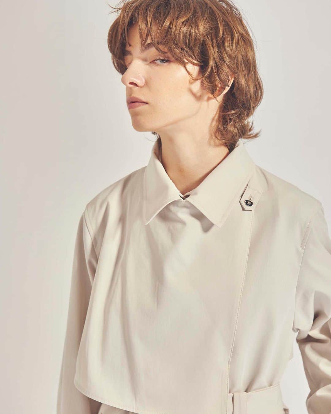 LOVELESS/GUILD PRIME 公式アカウントのインスタグラム：「LAYER OVER TRENCH COAT  この春LOVELESSが新たに提案するのはオーバーサイズに今年らしいアイボリーカラーのロング丈トレンチコート。マニッシュにもカジュアルにも着こなせる無駄の無いそぎ落とされたミニマルなデザイン。アイボリーカラーがどんなスタイリングにも馴染み、クリーンな印象を引き立てる。肌馴染みの良いベージュカラーもご用意しております。  LOVELESS 2021 Springコレクション第一弾が2/10(水)より各ショップ及びオンラインストアで発売いたします。現在オンラインストアでは予約キャンペーンを開催中。  #loveless #21ss #loveless_women #loveless_select #springcoat #springouter  #newseason #newarrival」