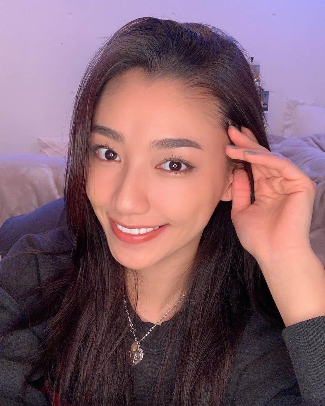 松本優のインスタグラム：「おすすめアイテム紹介🤩 @dejavu_official.jp  今回ご紹介するのは、デジャヴュ「フィルム眉カラー」の新色、ビターブラウンを使ってみた🔥 . . 垢抜けるために何してますか？！って聞かれること多いんやけど私みたいなくらい髪でも関係なく眉毛のカラーをワントーンアップすることで簡単に垢抜け感が出るよ✌️ . 特に、この「ビターブラウン」はブルベにもイエベにもなじむ使いやすいブラウンやから、どんな子でも抜け感が出ておすすめ😜 .  ブラシが小さめでめちゃくちゃ使いやすい！ ポイントとしてはブラシで毛を流すように使用するのがオススメ💚 . 2/12（金）より、バラエティショップ＋EC限定で新色の『ビターブラウン』が発売されるそうなので要チェックです⭐︎⭐︎⭐︎ . . #PR#デジャヴュ#フィルム眉カラー#エアリー眉#アイブロウ#アイブロウカラー#眉メイク」