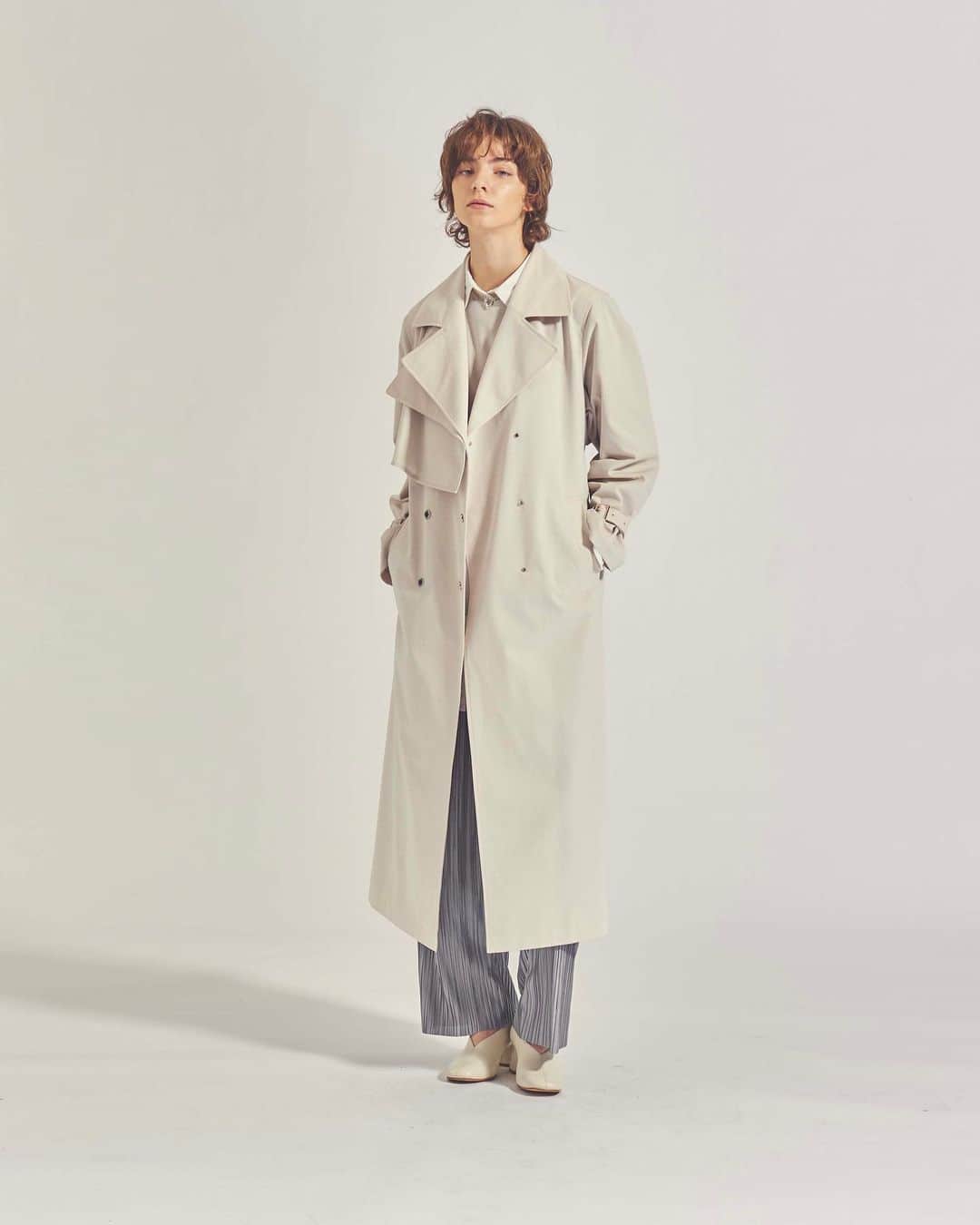 LOVELESS/GUILD PRIME 公式アカウントのインスタグラム：「LAYER OVER TRENCH COAT  この春LOVELESSが新たに提案するのはオーバーサイズに今年らしいアイボリーカラーのロング丈トレンチコート。マニッシュにもカジュアルにも着こなせる無駄の無いそぎ落とされたミニマルなデザイン。アイボリーカラーがどんなスタイリングにも馴染み、クリーンな印象を引き立てる。肌馴染みの良いベージュカラーもご用意しております。  LOVELESS 2021 Springコレクション第一弾が2/10(水)より各ショップ及びオンラインストアで発売いたします。現在オンラインストアでは予約キャンペーンを開催中。  #loveless #21ss #loveless_women #loveless_select #springcoat #springouter  #newseason #newarrival」