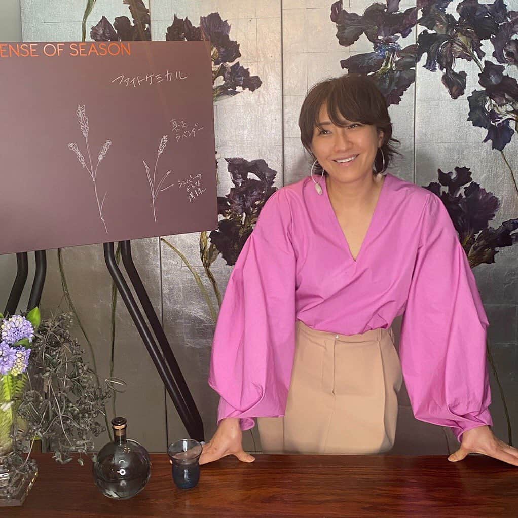 風間ゆみえのインスタグラム：「SALON_Y ZENラベンダーセミナー 受講いただいた皆さま ありがとうございました😊  お楽しみいただけましたでしょうか？ はじめましてのアロマテラピーとしても、さらに深くラベンダーの魅力を知るためにも、植物療法に触れる第一歩としても取り入れやすい万能な精油、「青き黄金」や「紫の薬草」と呼ばれ親しまれているトゥルーラベンダーのセミナーでしたが、私が苦手だったラベンダーの香りを好きになった出会い、それが南仏プロヴァンスのLe Chateau du Bois (シャトー・デュ・ボア)のラベンダー。ただ今、私の公式HP内のLITTLE SHOPからSALON_Yをクリックしてもらえると販売していますので、ぜひ覗いてみて下さいね！  そしてセミナーで時間なくお伝えできなかった使い方を今からLIVEします〜！  とても褒めていただき☺️ お問い合わせいただいたセミナーの日に来ていたピンク色のブラウスと春らしい抜け感のあるベージュのスカートはニナリッチのものです。 @ninaricci  @iza_official」