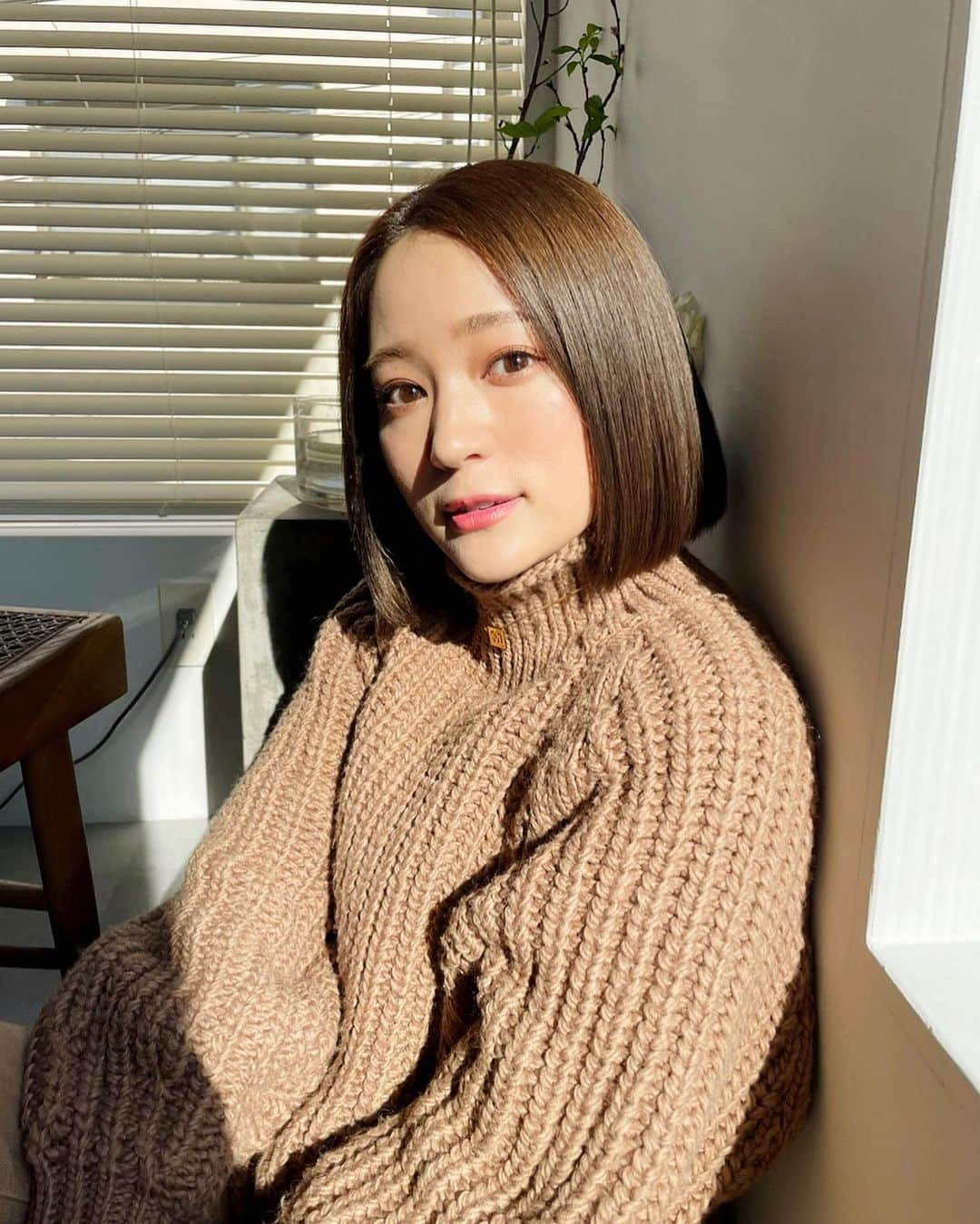 chayさんのインスタグラム写真 - (chayInstagram)「NEWヘアー♡ 短め重めのボブが気分💇‍♀️ カラーはシルバーサファイアに少しだけピンクを混ぜていただきました🌷ツヤサラ🥺 @cieca.noguchi いつもありがとうございます☺︎  #cieca #シエカ #bob #ボブ #hair #haircolor  #ヘアカラー」2月5日 21時22分 - chay1023_official