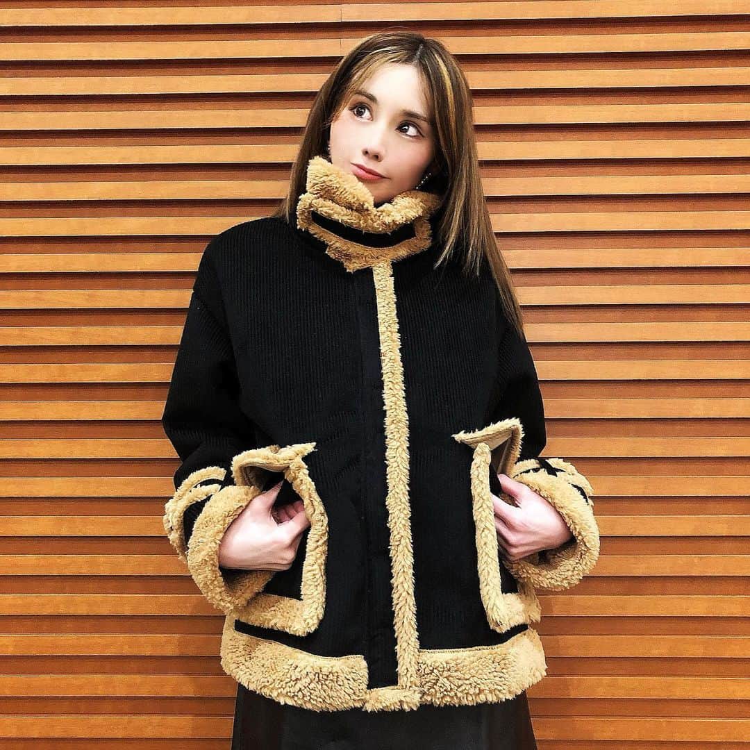 まさき沙耶さんのインスタグラム写真 - (まさき沙耶Instagram)「そう言えば、少し前に撮ってて載せ忘れてた、 奇跡的に髪型と同じ配色のコート🧥笑 🐣 #outerwear #ボアジャケット #冬コーディネート #コート」2月5日 21時18分 - saya_masaki