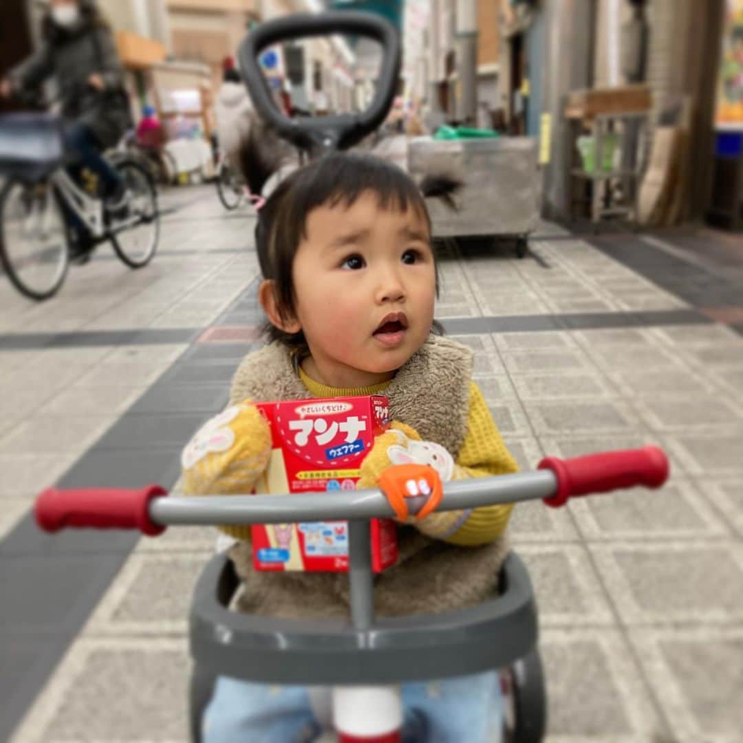 のインスタグラム：「髪の毛結んでたゴムとったら、爆発する😂 #一歳 #娘 #髪の毛 #すごい #月ちゃん #かわばたくん #吉本芸人」
