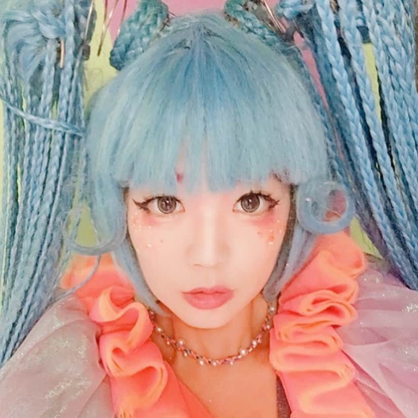 あさちるのインスタグラム：「これでKawaii Monster Cafeの事については一先ず最後の投稿です。 はじめは五年前、一期生のゆっきゅんにモンスターガールの募集してたら教えて〜って言ってたら本当に「募集してるよー。」って連絡くれてすぐに応募してみたのがきっかけ。（ゆっきゅんありがとう🥺） 増田さんはじめ、そうそうたる偉い人達と面談して‥面談、衣装あわせ、衣装あわせ、オーディションは計3回あったかな。緊張しすぎて泣き出した子もいたな‥ 受かった時は嬉しかったです。 ちょっと期待もしてもらったから めちゃくちゃ頑張ろーーー！！！って気合いいれて入店した。 多分‥今よりも‥尖っていたので‥w 馴れ合いとか仲良しこよしとか必要ないと思ってたし誰にも負けたくない、1番になりたいって気持ちが強かったし、皆と仲良くとかも全然しなかったとおもう。（病気かなw）  でも同じ時間を過ごしていくと心も許してきて皆んないい人やったし次第に仲良くなれた🥰 皆‥ありがとう‥😇❤️  色んな事あったなぁ。 ワクワクする事、楽しい事が大半やけどしんどかった事やくやしい思いも少しはしたかもしれない。 でもいつも愉快な皆んながいてくれて 踊って楽しいし来てくれる皆とお話しして楽しいし唯一無二のkawaii世界で唯一無二なkawaii衣装を着れて楽しいし本当に幸せでした。世界で一つしかない職業だったなて思う。 京都でいうと‥やってる事はちょっと舞妓さんに近いっていうか。おもてなしをする感じが。 仕事で海外行きたい夢も叶ったしね！（また絶対いきたい！）  カフェが終わって早5日。なんか感覚的には高校を卒業した時に似てる。（高校生活楽しすぎて卒業したくなかった感じ。）自分で卒業を決めた訳ではなく卒業の日が決まってそれをどう迎えるか。っていう。後お店も大きいし働いてる人も多いから学校みたいだったなぁって。  とっっても楽しかった。 夢みたいな場所だったし夢みたいな時間だった。 終わってしまったけどあそこで出会えた皆んなに感謝しています。  いつまでも浸っていたらチョッピーが悲しむので振り返るのはこれで最後。 これからもちるはちるらしく活動してくのでどうぞみていてください。 チョッピーまた会おうね🤍  #kawaiimonstercafe」
