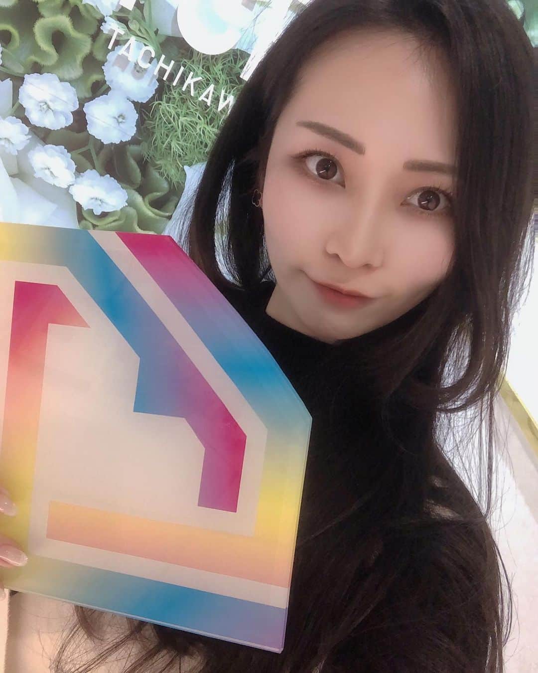 SHIZUのインスタグラム：「今日はTCB式ヒアルロン酸豊胸の2週間の﻿ 経過観察で東京中央美容外科立川院﻿ @tcb_tachikawa に来ました！﻿ ﻿ 担当の磯村先生 @tcb_iso に経過を﻿ 見てもらいましたが﻿ 現状麻酔が7割くらい抜けて﻿ 自分の柔らかさを取り戻しつつあるよー！♡﻿ ﻿ 初回はパンパンで風船みたいだったな﻿ っていまの自分の胸をみて思う！﻿ 張りも落ち着いてきたし今までの下着を﻿ 買い換える必要がありそう！﻿ その理由としてはボリュームが出たから﻿ パットがあるとカップから⭐︎がこんにちはしてしまうw﻿ しあわせな悩みだ笑(2枚目の動画)﻿ ﻿ ﻿ 今では筋肉痛みたいなのも火照りもない！(最初から鎮痛薬も飲んでないよん！)﻿ いつも通り生活しててあっという間の今日！﻿ ﻿ 次は1ヶ月後の検診にて😋﻿ ﻿ ﻿ カウンセリングは無料なので﻿ @tcb_iso 磯村先生に気軽にDMしてみてー！﻿ ﻿ ﻿ #東京中央美容外科立川院﻿ #磯村亮輔﻿ #TCB式ヒアルロン酸豊胸﻿ #バストアップ ﻿ #豊胸なら磯村亮輔﻿ #谷間　#水着　#ドレス　#豊胸　#PR﻿ #豊胸ならTCB東京中央美容外科﻿ #美容整形ならTCB東京中央美容外科﻿ #東京中央美容外科　#美容外科　#立川﻿ ﻿」