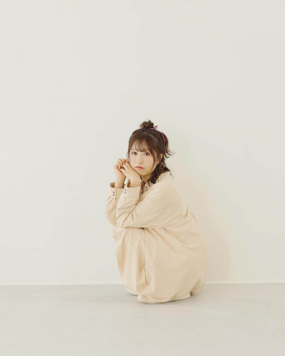 小桃音まいのインスタグラム：「🐇. . 今日は2億年ぶりに. お部屋の模様替えをしてみました. . 棚を少し動かしただけなのに. いつもと違うお部屋にいるみたいで. 新鮮でどきどきします…❤︎. . 明日はもっとお片付け頑張ろう. . いつか大豪邸に住んでみたいことねより.」
