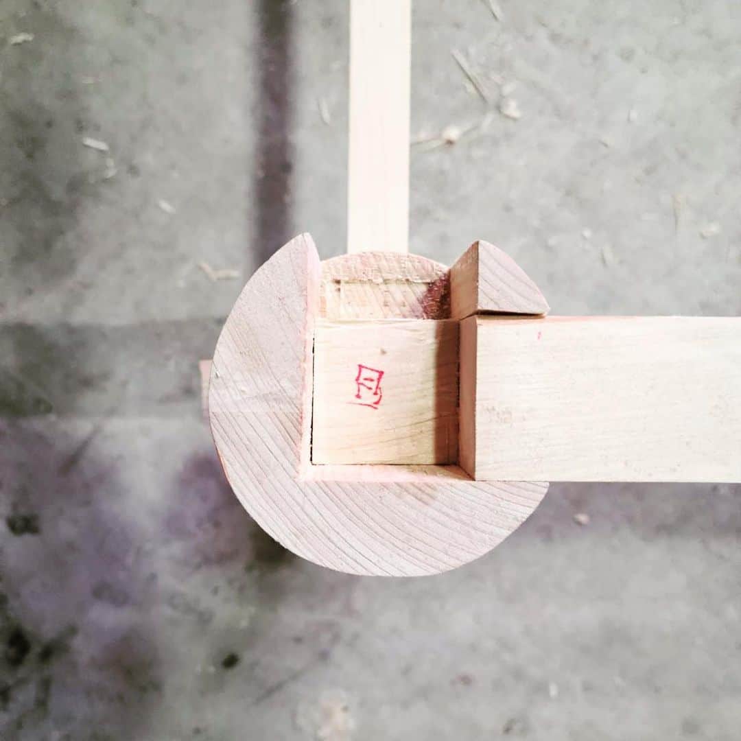宮田麺児さんのインスタグラム写真 - (宮田麺児Instagram)「宮大工がつくる　組み木の 「囲炉裏」 まもなく　空き家で　組み立て めちゃくちゃかっこいい！！ ワクワクしかない。  #宮大工 #組み木 #囲炉裏 #おしゃれ #最新 #インテリア」2月5日 21時22分 - miyatamenji
