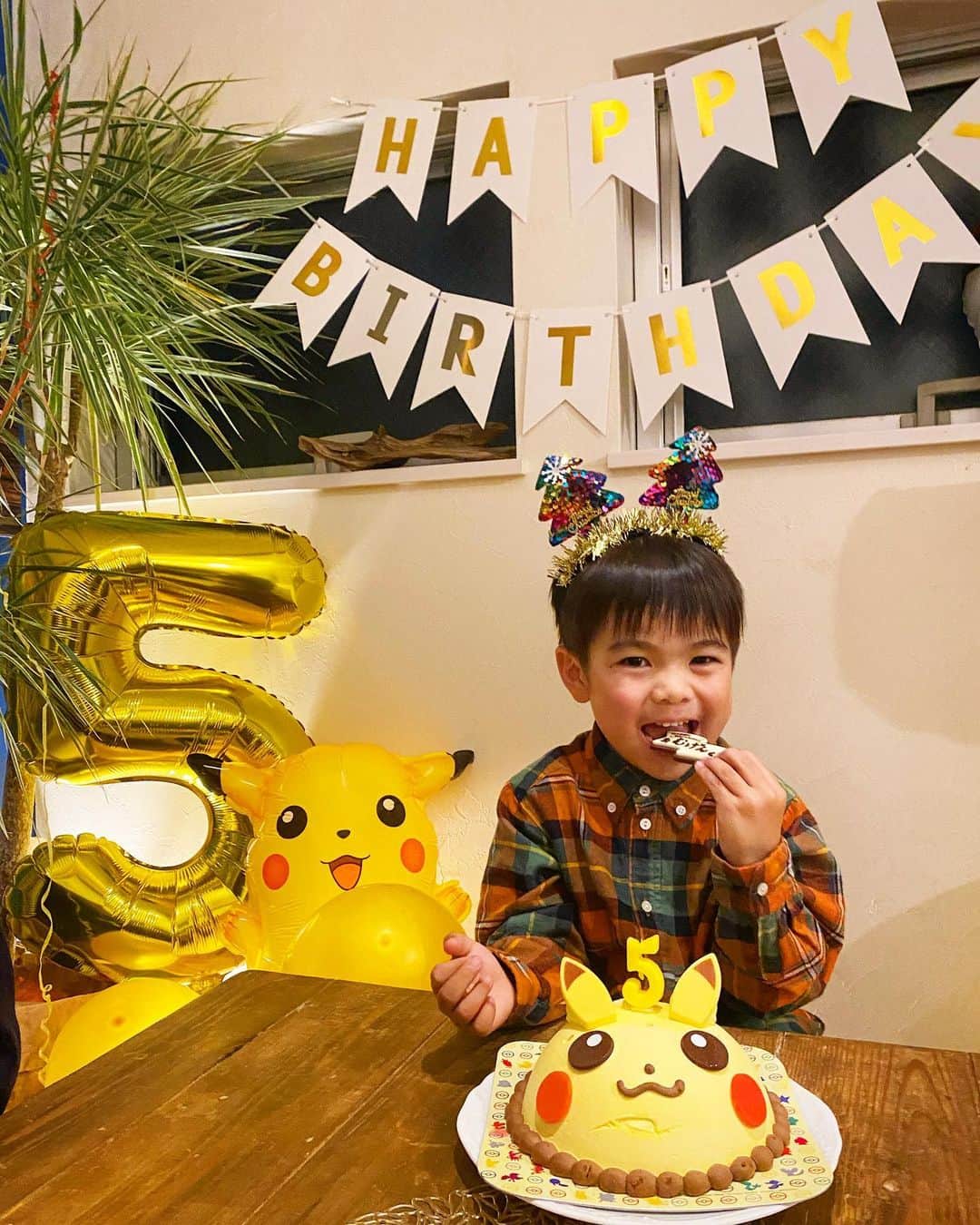 齋藤美波のインスタグラム：「🎂🎂🎂 Mugen's Birthday🤍 ・ ストーリーで満足してばかりで 全然postに投稿出来てなくて 記録用として残していきたいので 今更の投稿ガンガンしていきますが お付き合い下さい🤪💦笑 ・ 12月4日に５歳になった 大迫家の長男 武玄👦🏻💙 小さい頃のムゲンを知ってる人は わかると思いますが、、、 ３歳までのムゲンさんはもう 他人一切ダメなThe ママっ子でした。 (パパもじじもばばもみんな抱けなかったくらい。 抱いたり声かけるだけで泣いちゃう) 何をするにもママが傍にいないとダメ。 そして癇癪がすごかった。 自傷行為もあった。 本当に本当に本当に本当に、、 1人目だからこそ沢山沢山悩んだ。 他に頼りたくても同じような子が周りに居なかったし、 同じ気持ちを共有出来る身近な人も居なかったから本当にどうしていいかわからなかった時期もあった。 基本プラス思考だけど、こればかりはプラスに考えようがなかった気がした。 本当に手に負えない事が多すぎて  自分に余裕なかったなぁ〜 もうそんな時期が懐かしい🥺 ・ でもね、その大変な時期があったおかげで ムゲンと沢山向き合えた！！ 子供とは、、 親のイライラとは、、 子育ての心理、沢山のことを学んだなぁ。 だから今広い心で子供に接する事が 出来る自分がいると思ってる！ ・ ある本に出会って書いてあったんだけど。 『小さいうちに手がかかった子は自立(親から離れる事)が早い』と書いてあったの。 それが今となっちゃわかる気がするんだ🤔 ・ ５歳になった今は自分でできる事が増えて ママが居なくても大丈夫な子に。 お友達のお家にお泊まりも一人で出来ちゃったし 買い物までも自分で出来るように。 家の外では結構しっかり者らしくて 私の知らないムゲンがいるの、、笑 周りをよーく見る子ってのは昔から知ってるんだけど、保育園でも周りをよく見てるみたいで分け隔てなくみんなに声かけてるみたい🙄 保育園ママさん何人かから 『うちの息子が喜んでて〜ムゲンくんありがとうね』 って連絡が来たくらい🙇🏾‍♀️🙇🏾‍♀️ 恐れ多いですが💦 でもそれはとてもいい事だ🤍 ・ でも家ではまだママに甘ったれちゃんで あれやって〜これやって〜ってすごいけど。笑 どっかで自分に自信があるみたいで😁 大丈夫か？って時もあるが（笑） 自信がないよりはいいかなと。笑 ・ 自意識過剰にはならないように こちらでセーブしていかねば🙋🏾‍♀️爆 ・ そんなこんなんで年々ムゲンの成長ぶりに 驚きが隠せないでいる母です🤭💕 ・ 誕生日当日は大好きな ケントゆうかをお招きして みんなでしっぽりお祝いしました🎂🤍 嬉しそうな顔がママパパの一番幸せ✨ ・ きっとこれからも手がかかるだろうけど しっかり者のお兄ちゃん。 最近口調が小学生並みに生意気になってきてムカつく事多いけど（笑） 今後の成長がまた、楽しみだな🐥💛 ・ 大好きよムゲンさん🥰 ・ ・ #５歳#誕生日#誕生日ケーキ#ピカチュウケーキ#幸せ#大迫家#長男#家族#男の子#ポケモン#息子#birthday#birthdaycake#pokemon#happybirthday#love#myson#boy#family#cute」