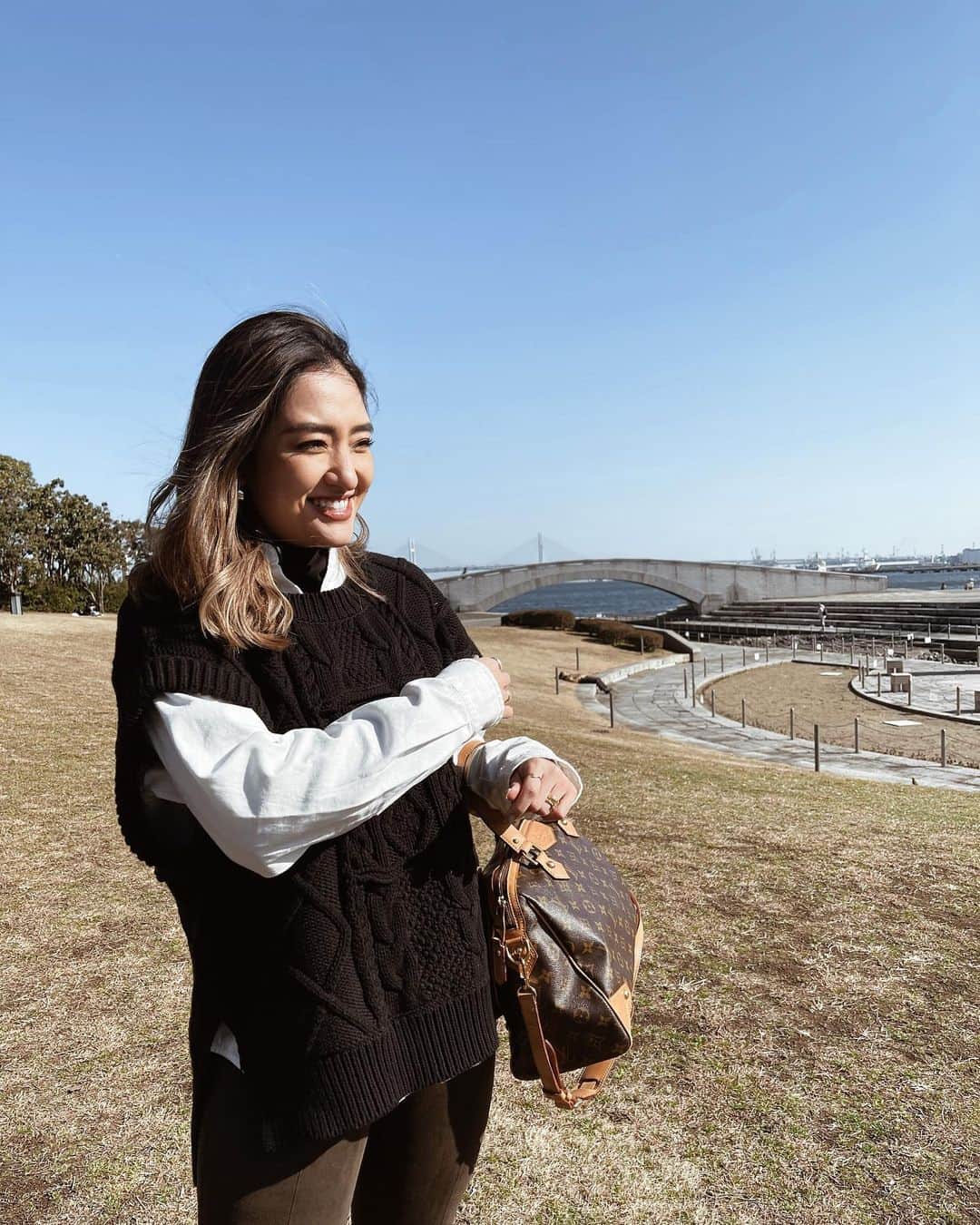 Rimiのインスタグラム：「髪の毛の長さ悩みがずっとで、今アンケート中なんだけど、ボブが優位です🤍 皆さん忙しい中回答うれしいな☺️  ちなみに今の長さも知りたいとのことで載せておきます🤍 大体鎖骨より下で胸にかからないくらい! ちょうど3年前？くらいにボブにしてて、そのあと色々考えて伸ばしたんだけど、やっぱり短くしたいかも〜でびびってこの長さで止まってますw 是非意見募集中です❤️ DMでもなんでもいいです! 参考にさせてください☺️  #hair#haircut#haircolor#hairstyle  #ヘアスタイル#ヘア#ロブ#ロング#ボブ#ハイライト#ワンレン#ヘアアレンジ#意見募集中#ライフスタイル」