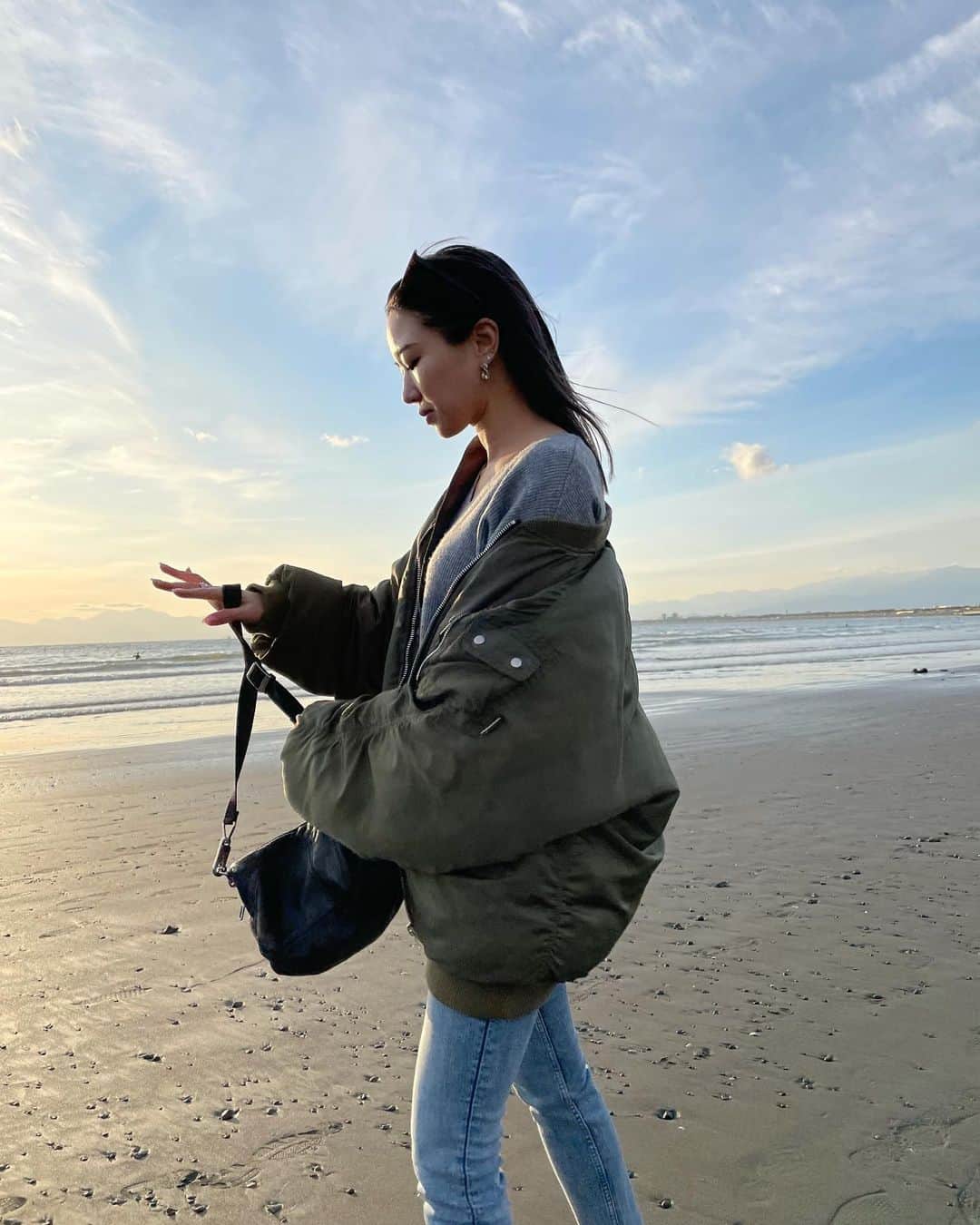 SARAのインスタグラム：「冬の海と匂いと色が好きなのだ」