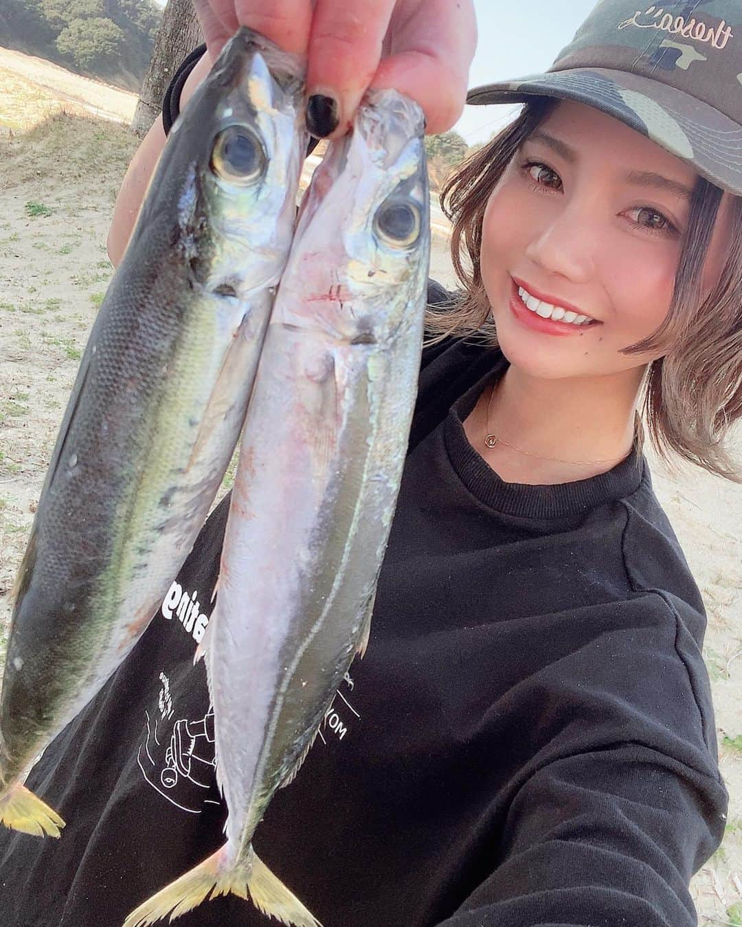 KANAのインスタグラム：「今日おじいちゃんに#しまあじ ってゆわれたけどムロアジでした笑笑爆釣で5匹も（ストーリーなう笑出してるよ^ ^ 午前中つれたのに、下準備してサーフィン1時間行ったら調理場に置いてたら見事にカラスにやられて今日も鍋笑笑笑笑←二枚目残骸笑笑笑笑 だから#食べる ことにたいしてはノーコメント🥺🤲笑笑笑笑 いつになったらたべれるん。 あとね、充電事情の為ずーとdm返せてないんですが必ず返すので既読も出来ずごめんなさい。💦 #ムロアジ 笑笑#食べたかった#カラス #経験 #また鍋 #サーフィン #釣り #爆釣 #thesea#種子島 #キャンプ生活 #寒い #どんなもんぢゃーーーい #爆釣キャップ #thesea #釣りスタグラム #釣り人」