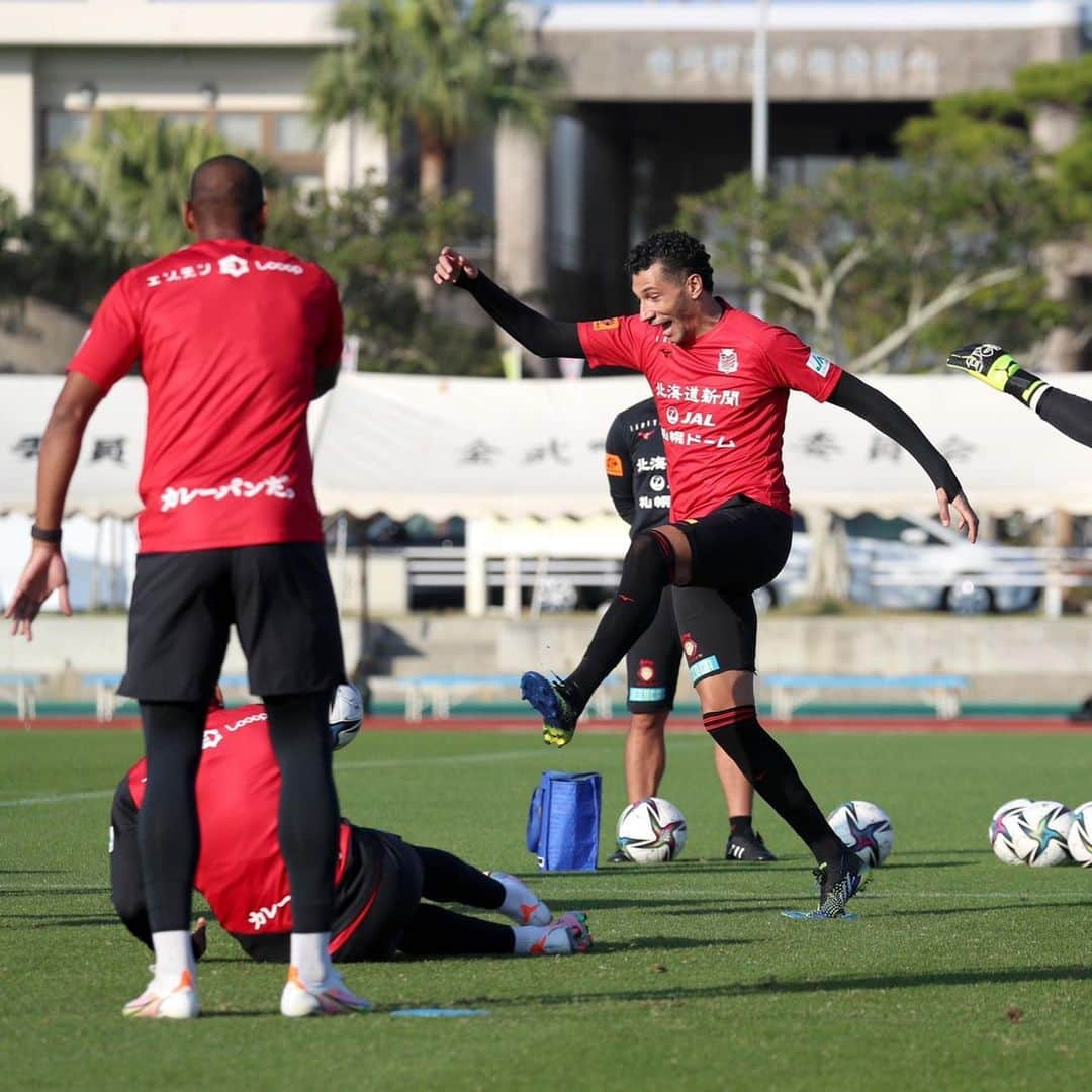 ジェイ・ボスロイドさんのインスタグラム写真 - (ジェイ・ボスロイドInstagram)「It’s great to be back in training with the boys, now the hard work begins!   #consadole#team#together#win#belief#determination#striveforgreatness#blessed#hardwork#dedication#soccer#football#training#japan#jleague#adidas」2月5日 21時40分 - jaybothroyd