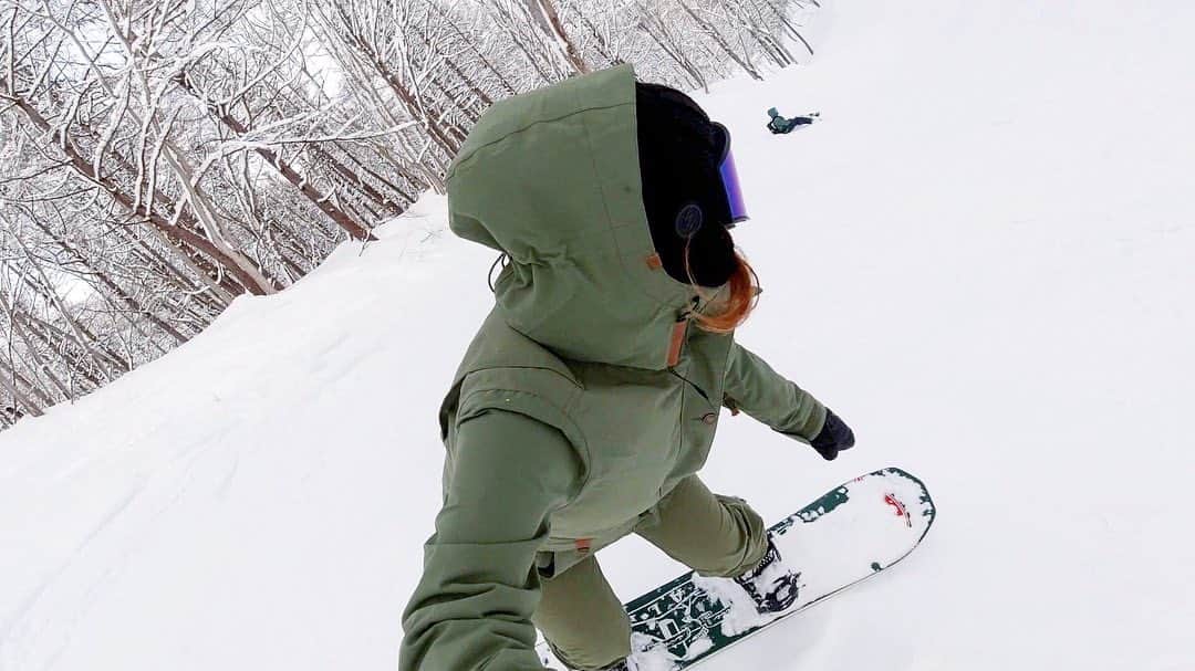 hoshinofumikaのインスタグラム：「絶対無くしちゃいけない物無くしました。 今シーズン終了の鐘が鳴った。 スノーボードで見つけられるのか… 動画は @fumika_hoshino のプロフィールリンクから見てください✔️🎬🏔🏂💖  明日もスノーボードするぞー✌️✨✨✨ みんなは最近何無くした？笑 Thanks @igchan_sb @slab_snowboard 🤍 . . . .  #snowboarding #snowboard #snow #winter #japan #ootd #スノーボード #スノボ #スノボー #スノボ女子 #スノボ好きな人と繋がりたい #冬 #スキー場 #スキー #斑尾高原　#STANCER #マジックソール #スタンサー」