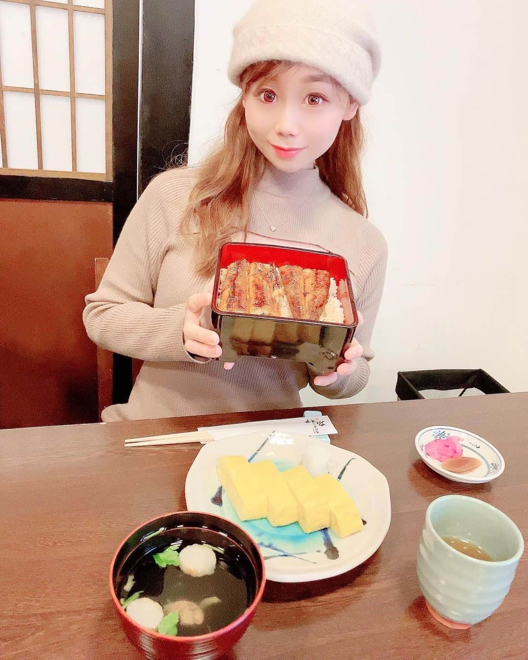 千咲まりさんのインスタグラム写真 - (千咲まりInstagram)「. おばあちゃんの病院の帰りに鰻食べに行きました✨ 大阪帰るといつも行く鰻屋さん❤️ いつか鰻何匹食べれるかやってみたい。笑  #鰻 #うなぎ #魚伊 #魚伊本店 #大阪グルメ #もうすぐ90歳」2月5日 21時33分 - marilyn_ooguikoakuma