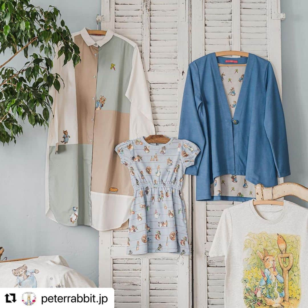 グラニフ graniphさんのインスタグラム写真 - (グラニフ graniphInstagram)「Repost @peterrabbit.jp with @make_repost ・・・ デザインTシャツストア「グラニフ」とのコラボレーションウェアが登場。  ピーターとお揃いのブルーのカーディガンも！  この春は、家族みんなでキュートなお洋服を着て出かけよう♪  グラニフ店舗、グラニフオンラインストアにて発売中！  @officialpeterrabbit @graniph_official  #peterrabbit  #beatrixpotter #life #lifestyle #home #fashion #fashiongram #tshirt #tee #graniph #cute #pretty #lovely #ピーターラビットのいる暮らし #ピーターラビット #暮らし #おうち時間 #ピーターラビットグッズ #グラニフ #グラニフコラボ #コラボウェア #スペシャルコラボ #新作ウェア #グラニフTシャツ #プリントTシャツ #プリントT #カーディガン #春ワンピ #キッズワンピース #Tシャツワンピース」2月5日 21時33分 - graniph_official