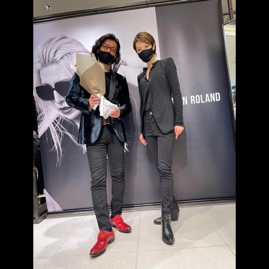 如月蓮さんのインスタグラム写真 - (如月蓮Instagram)「.﻿ ROLANDさんのファションブランド 『CHRISTIAN ROLAND』﻿ 特別販売会に伺いました★﻿ ﻿ メンズのタキシードが格好良すぎて釘付け！﻿ シャツのラインもめちゃくちゃ綺麗でため息が出ました。﻿ もうひとつ気になったのは蝶ネクタイ。﻿ 種類もあって使い分けたいという妄想が膨らみます。﻿ 正装着のディスプレイにはかなりハイセンスなサッシュも巻かれていてガン見。﻿ 男役のこだわりポイントがドンピシャに合う。﻿ ﻿ （あー…フル装備したい…。）﻿ ﻿ 久しぶりにエレガントな美学にうっとりしていると、デザイナー様に﻿ 「ぜひレディースを！」﻿ と促して頂きました。笑﻿ 新しくレディースのタキシードシリーズが誕生したそうで、ありがたいことに着させて頂く事に！﻿ ﻿ とはいえ、メンズとレディースではラインが変わるので、自信もなく弱気でした。﻿ 　　　　　　　　…が！﻿ ﻿ 試着して驚きました。﻿ 腰、背中、肩からショールカラーにかけてのフィット感が…神！！！！﻿ ライン、幅感、丈までもが、女性がより美しくなるようにという願いを感じるタキシードでした。﻿ レディースのシリーズもこれから更に展開していくという事なのでとっても楽しみです！﻿ ﻿ 良い服を着ると、人生変わりますよね。﻿ 私はファッションには疎い方ですが、だからこそ余計に憧れるのもファッションなのかもしれません。﻿ 着た時にワクワクさせてくれる服に、これからも沢山出会いたいなぁと思いました！﻿ ﻿ ここまででも長文ですが、﻿ 言いたい事はまだあります！！笑﻿ ﻿ ﻿ 恐れ多くも、試着はROLANDさんとデザイナーのMUNETAKAさんに見て頂きました。﻿ なんたる幸せ！﻿ ﻿ ROLANDさんは宝塚のことまでもお詳しくてびっくり！！﻿ 宝塚ファンなら誰もが知っている方のお名前を、ROLANDさんの口からお聞きする日が来ようとは…！！﻿ ぶったまげました。﻿ “シワにならないタキシード” から “スポ根の精神” など話題豊富に楽しく、とても親切に接客してくださいました。﻿ さすがプロ。勉強になります！﻿ ﻿ マスクのサイズに悩んでいると、MUNETAKAさんが私の顔を見るなり、即座にサイズを見極め、そして見事にバッチリ合うのでした。﻿ ﻿ 素敵な時間を与えてくださったROLANDさん、MUNETAKAさん、そしてスタッフの皆様に、心から感謝致します。﻿ こんな長文を読んでくださった皆様も、本当にありがとうございました！﻿ ﻿ トップアーティストのお二人に感銘を受けて、﻿ お店を出る頃には﻿ 猫背がちょっと伸びた気がした。﻿ ﻿ ﻿ ﻿ 〈CHRISTIAN ROLAND〉Valentine's POP UP SHOP﻿ 2月4日(木)～14日(日)﻿ 渋谷スクランブルスクエア5F﻿ .﻿ .﻿ .﻿ #christianroland﻿ #ROLAND さん﻿ #ローランド さん﻿ #MUNETAKA さん﻿ #宝塚 トーク﻿ #ブラックコーデ﻿ #如月蓮﻿ #RENスタグラム」2月5日 21時35分 - kisaragi.ren2