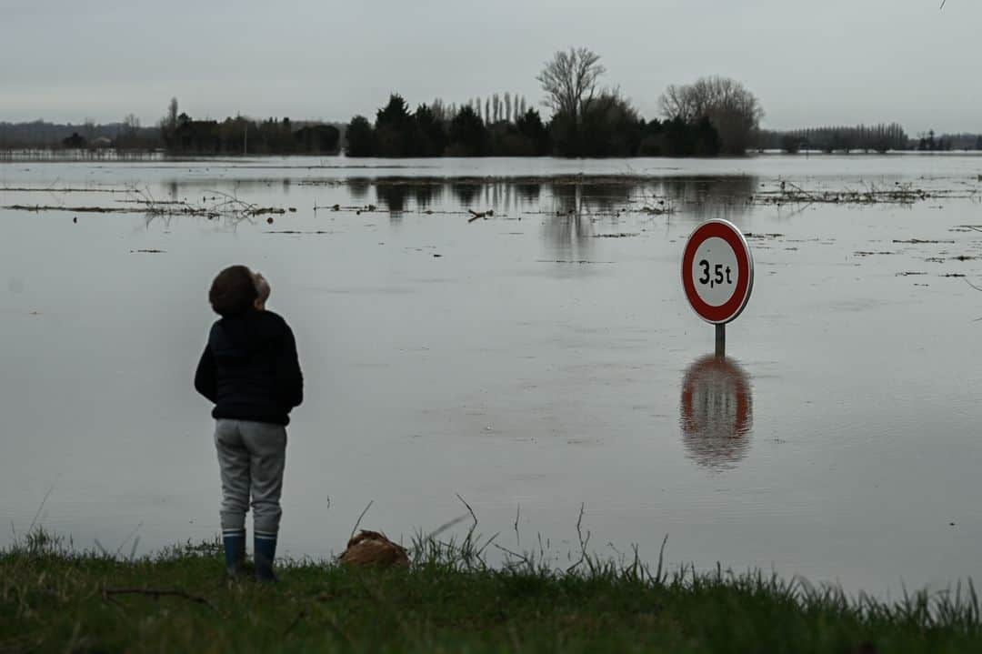 ルモンドのインスタグラム：「Du jamais vu en quarante ans. Vendredi 5 février, des cours d’eau du grand sud-ouest restaient en vigilance orange après des inondations majeures, notamment sur les berges de la Garonne.⁣ Selon la préfecture, la montée des eaux a entraîné quelque 360 évacuations dans le département, la majorité de façon préventive et gérées par les communes. Au total, les pompiers de Lot-et-Garonne ont effectué plus de 300 interventions, liées à l’événement météorologique Justine et aux crues qui l’ont suivi, depuis le week-end dernier.⁣ Gironde, Landes, Lot-et-Garonne, Dordogne, Charente et Charente-Maritime restent placées en vigilance orange inondations par Météo France. Mais la situation s’améliore : la décrue est en cours partout – exception faite de la Charente.⁣ Dans le sud de la Gironde, celle-ci a commencé très lentement à La Réole (pic à 9,70 m jeudi) et à Langon (11,69 m jeudi). La circulation reste compliquée à cause des fermetures d’axes routiers et de ponts. Entre Bordeaux et La Réole, sur environ 70 km, la Garonne n’est franchissable qu’en un seul point.⁣ -⁣ À La Réole (Gironde) le 4 février, où la Garonne est largement sortie de son lit. Photo : Philippe Lopez / AFP (@afpphoto)⁣ -⁣ #Gironde #crue #meteo」