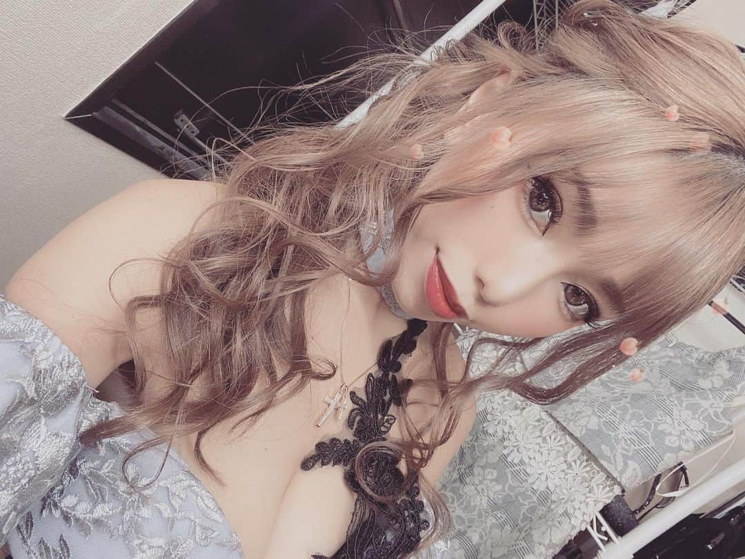 あゆかのインスタグラム：「金曜🥰 最近天気良くてうれしい！ 13連勤やっと終わる😙 今日もがんばろー💓  .  .  #千葉キャバクラ#千葉富士見キャバ嬢#千葉富士見町キャバ嬢#千葉富士見キャバクラ#arドレス#ジュエルズドレス#オンラインキャバクラ#ファッション好きな人と繋がりたい#ヘアメイク#お家スタイル#息してる？#followｍe4 #follow4like#followtrain」