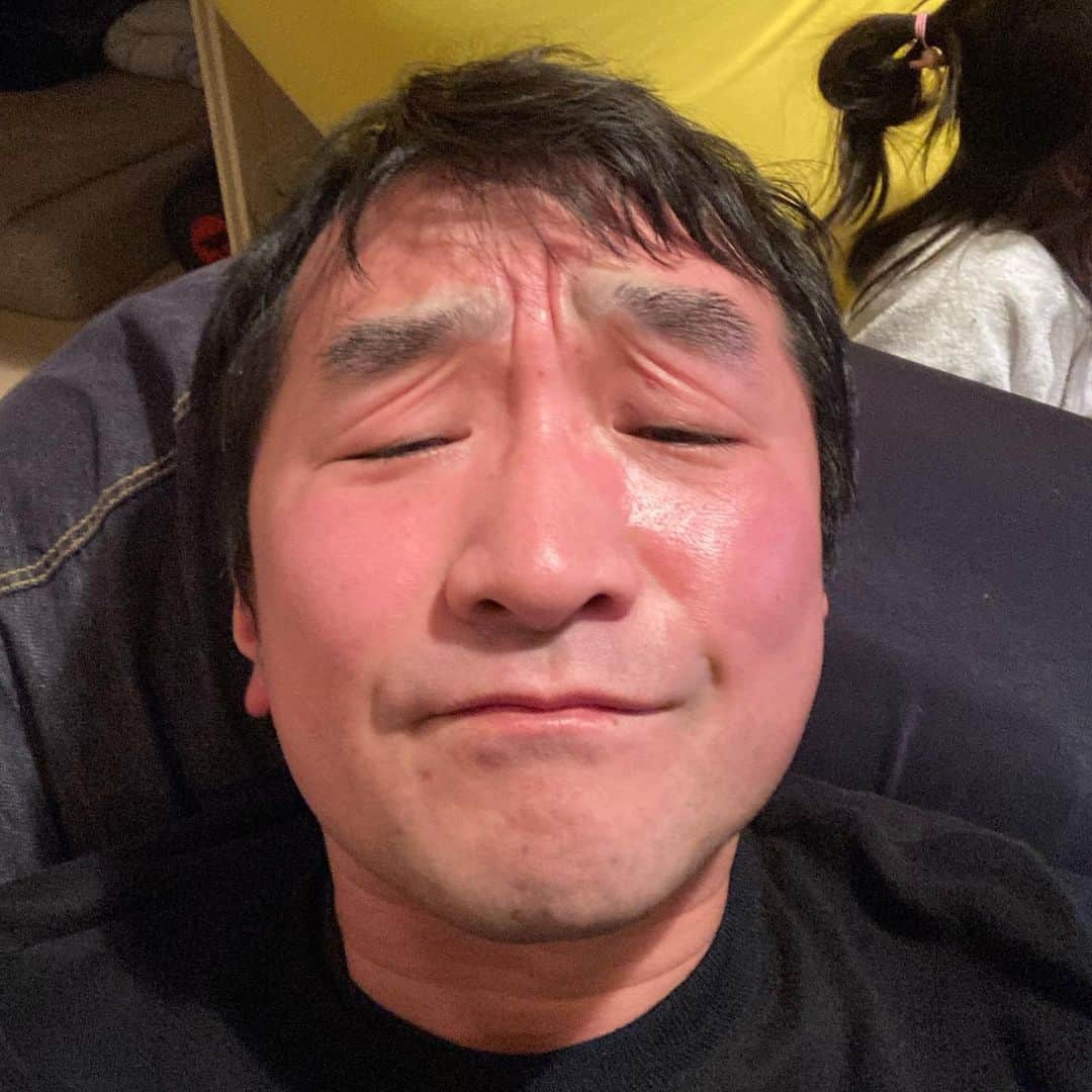 池田鉄洋のインスタグラム：「久しぶりに撮影現場に行ったよ。家に帰ってきてから飲んだよ。真っ赤だよ。  #最近は脚本書いてます #あと声のお仕事」